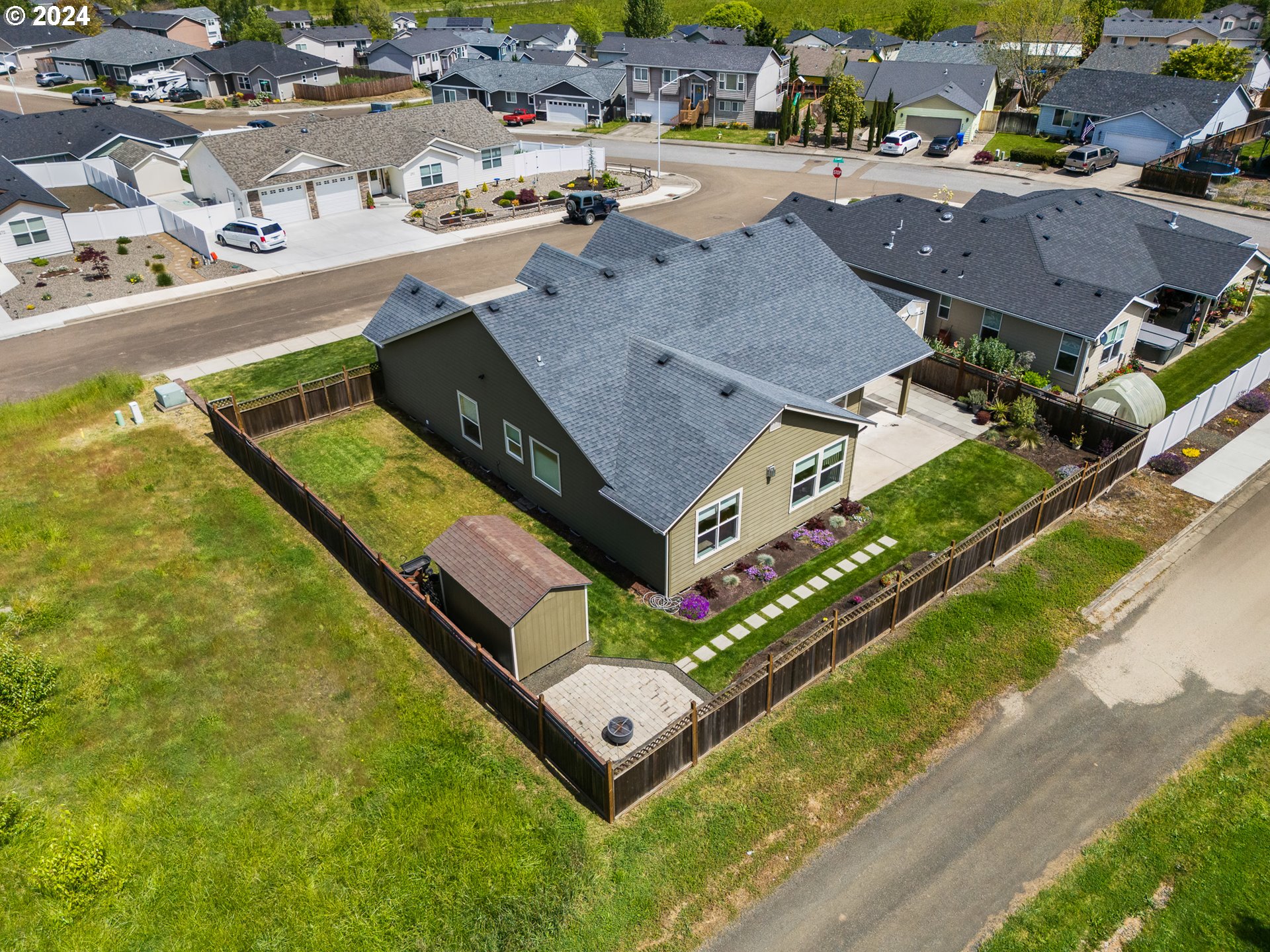 285 SE LOGAN ST