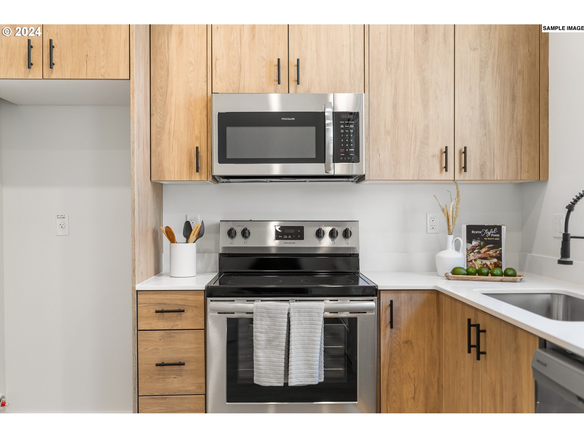 6643 N Fessenden ST 8