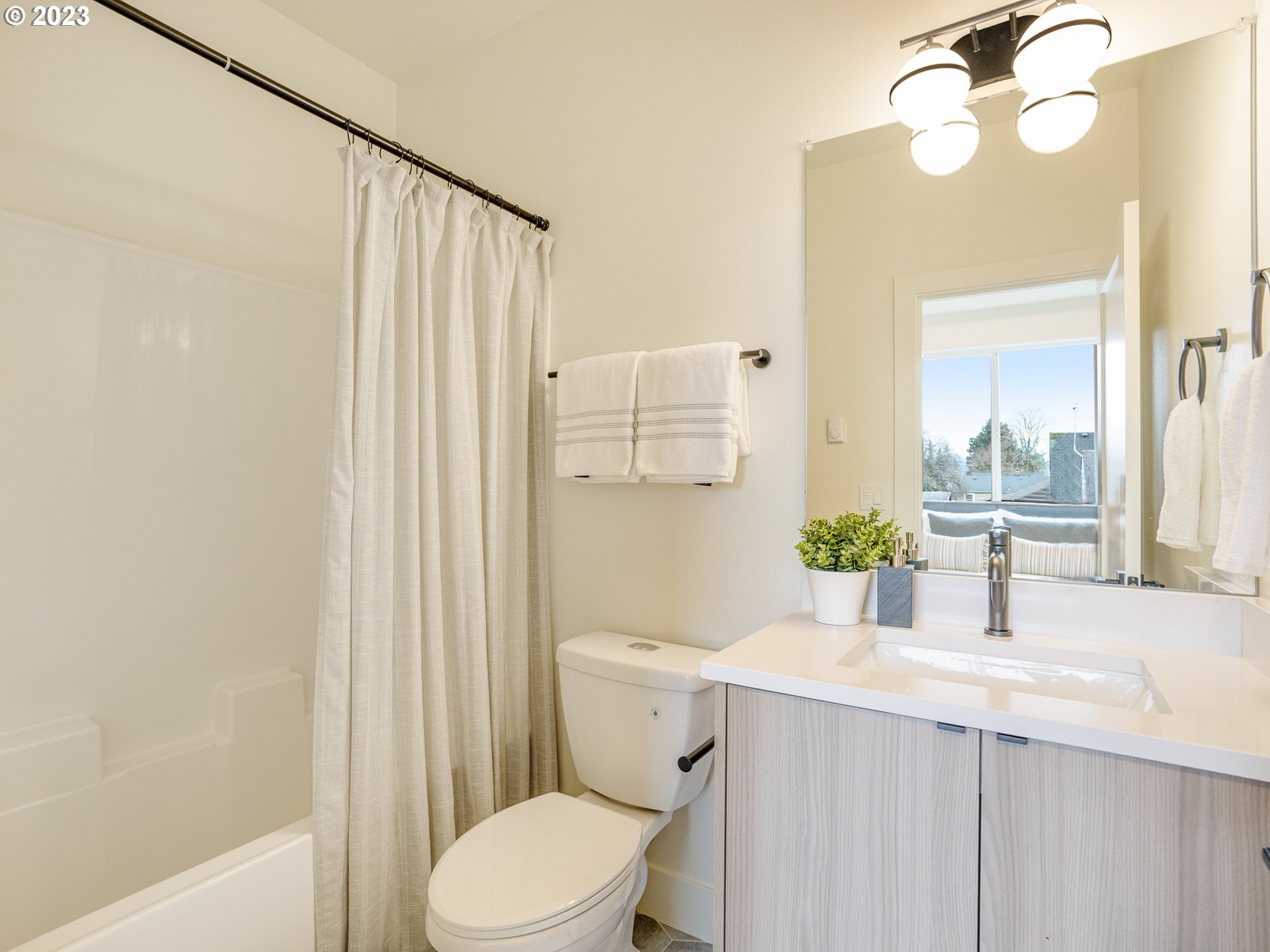 6415 N Greeley AVE 3