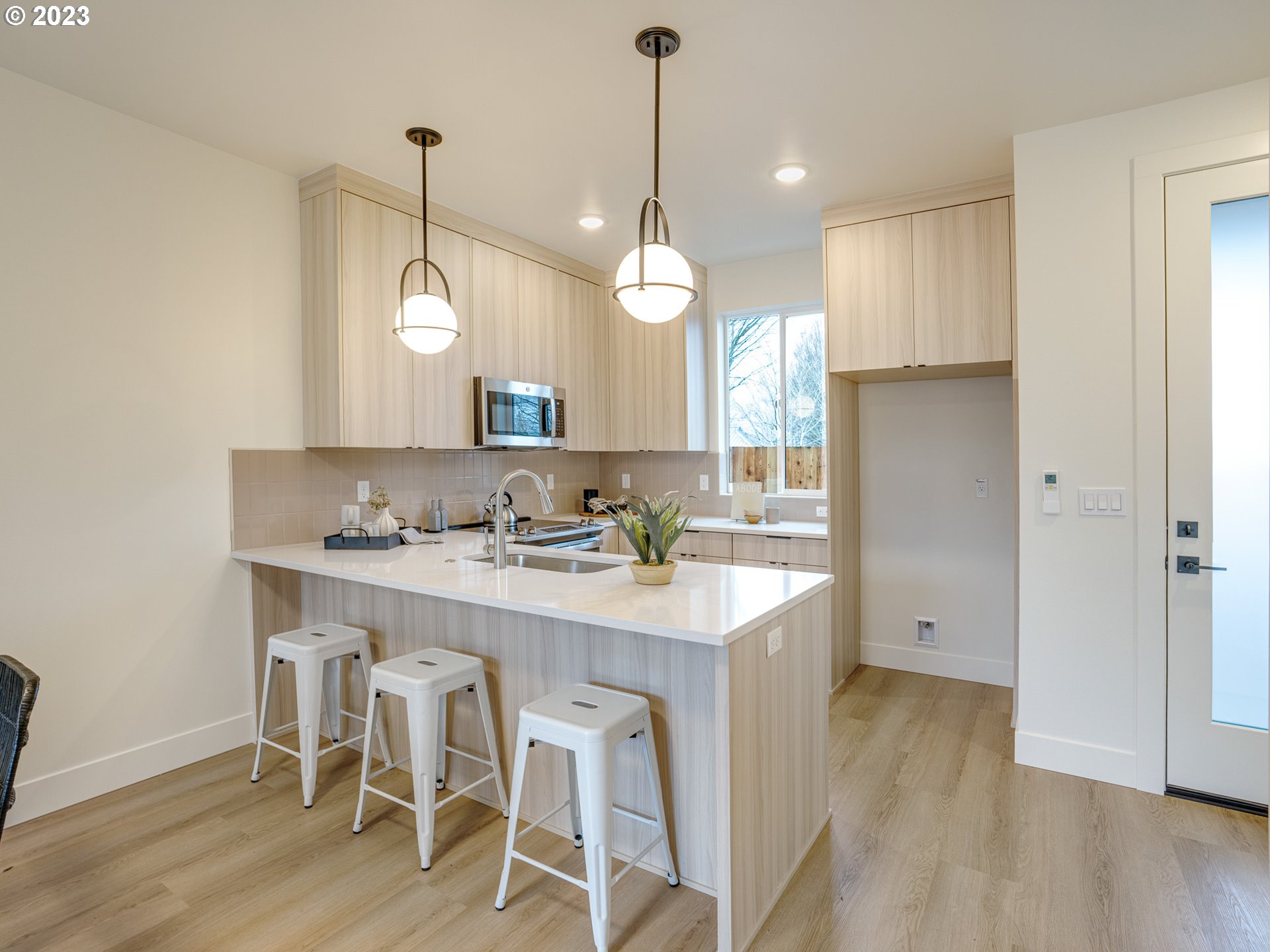 6415 N Greeley AVE 3