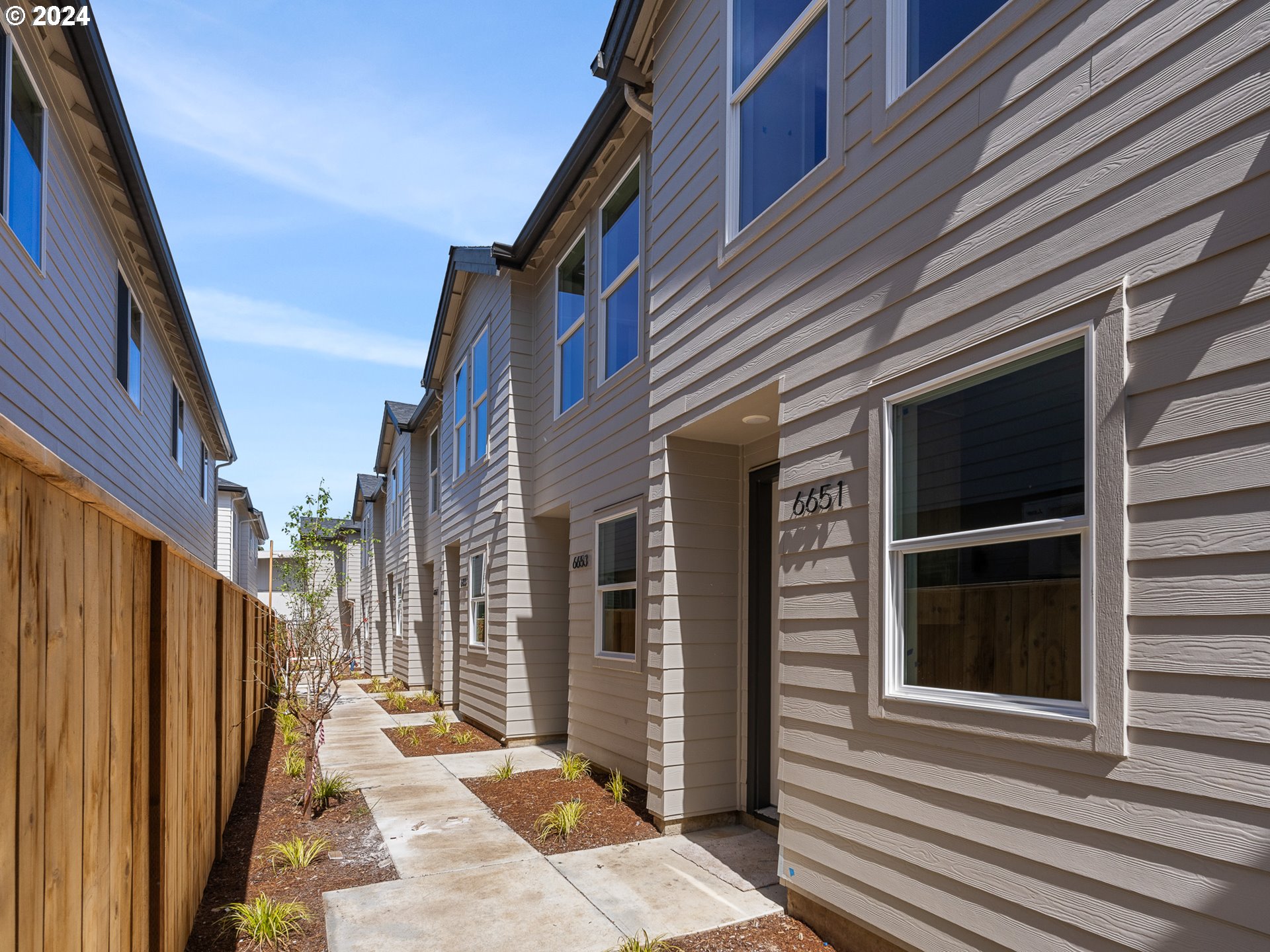 6655 N Fessenden ST 18