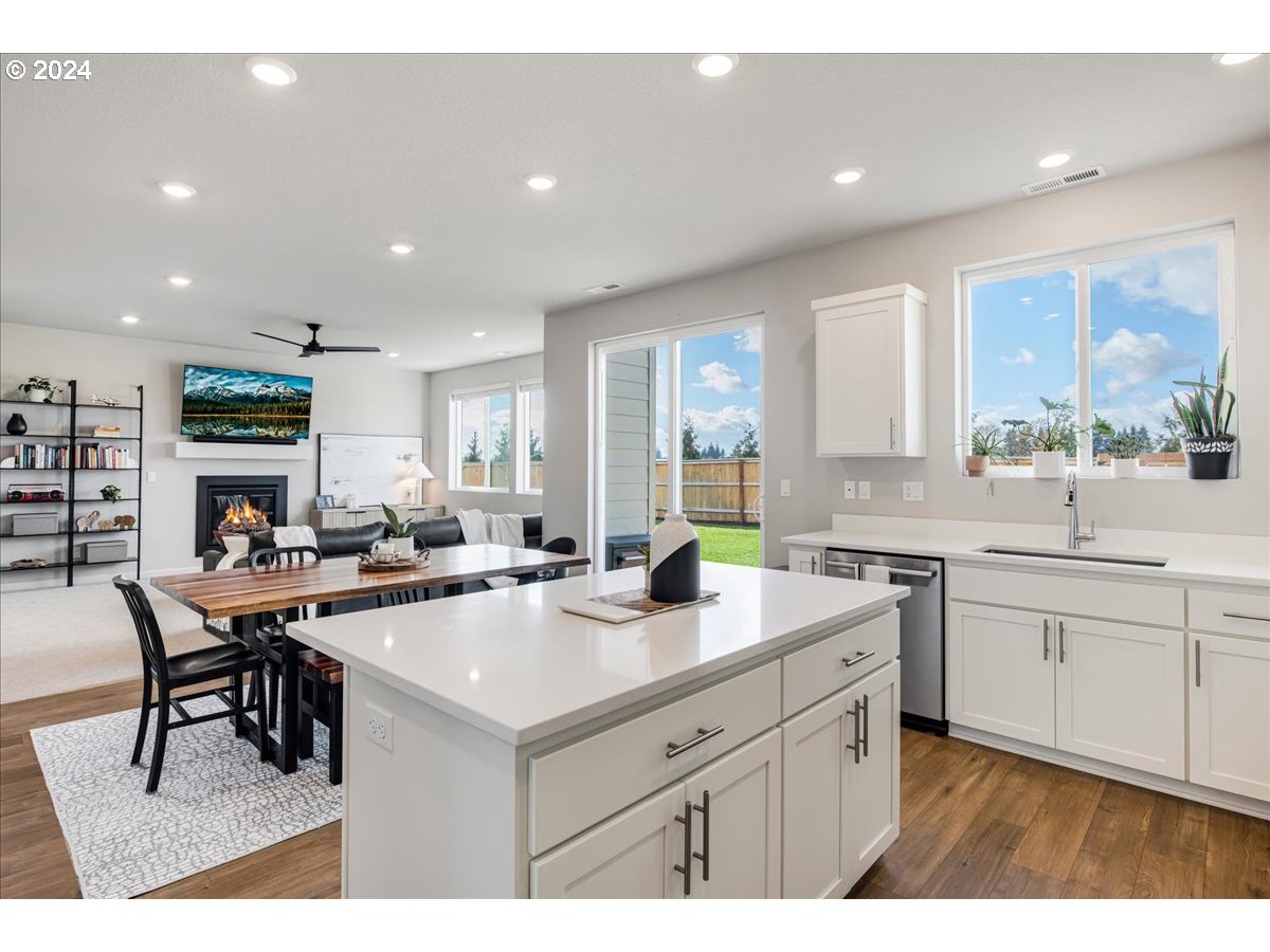 300 WALNUT ST, Mt. Angel