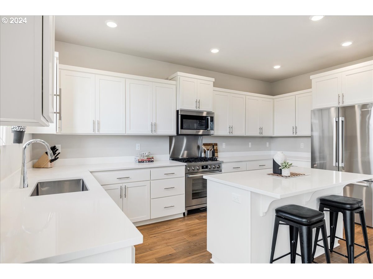 300 WALNUT ST, Mt. Angel