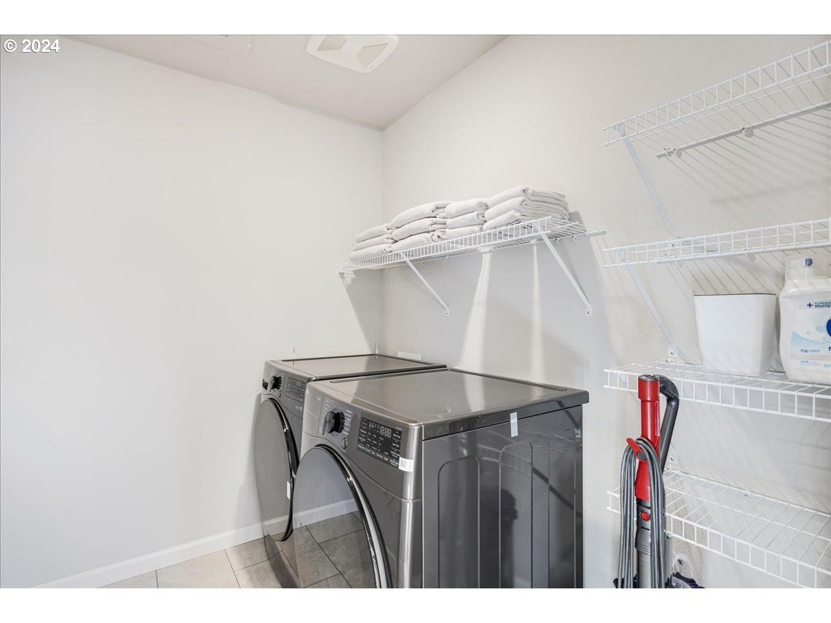 300 WALNUT ST, Mt. Angel