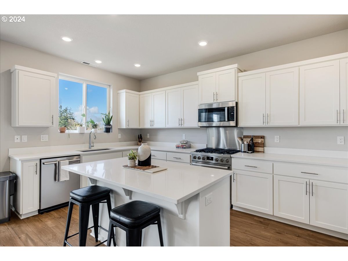 300 WALNUT ST, Mt. Angel