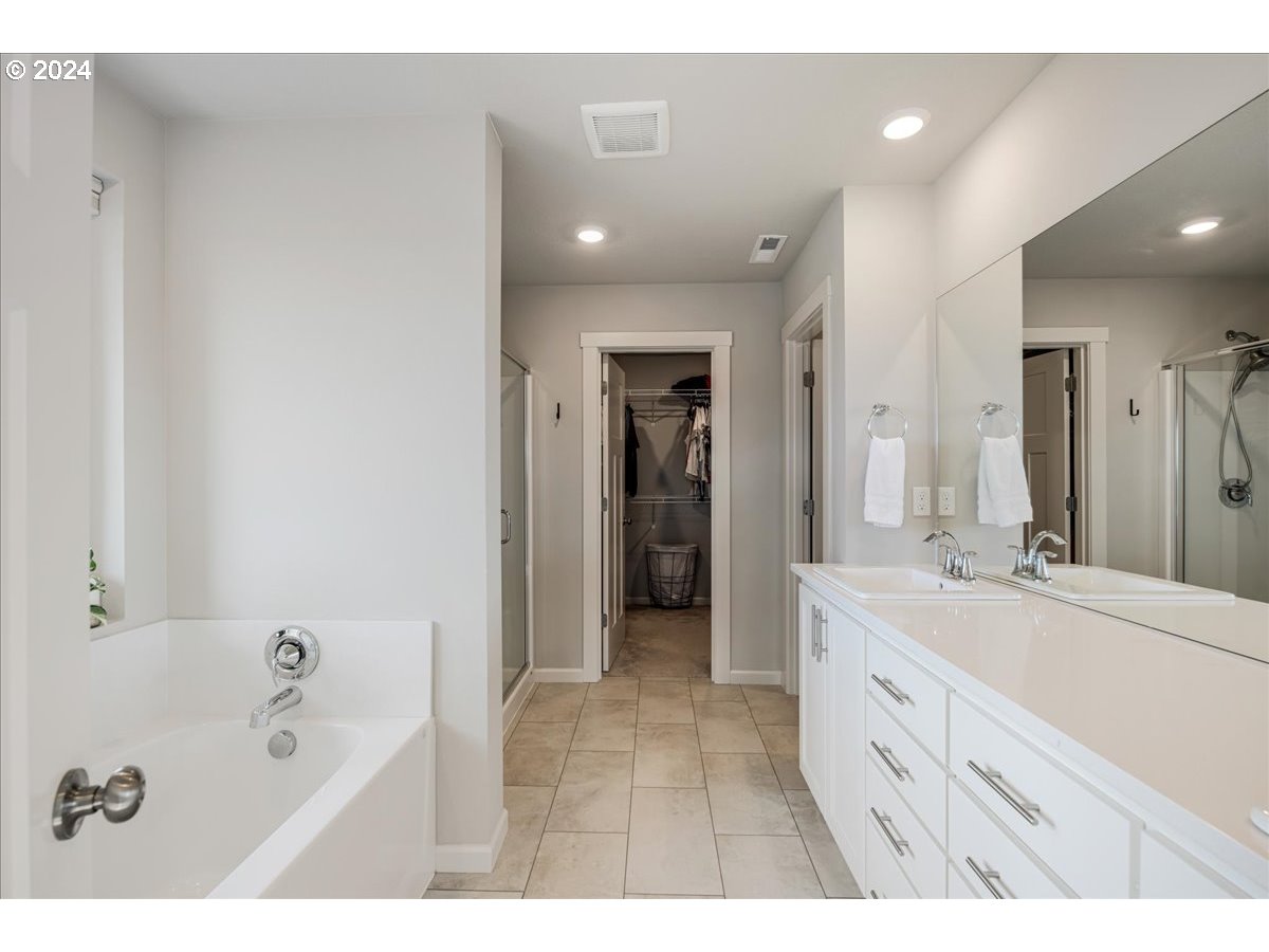 300 WALNUT ST, Mt. Angel