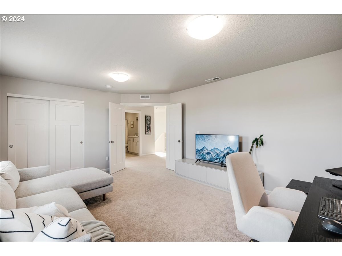 300 WALNUT ST, Mt. Angel