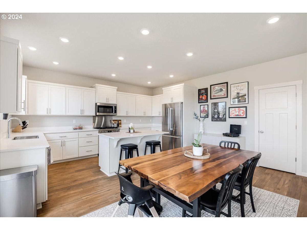 300 WALNUT ST, Mt. Angel