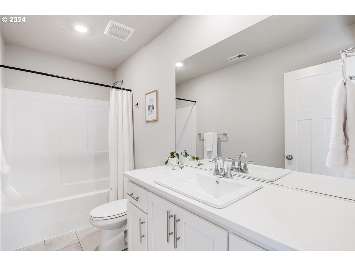 300 WALNUT ST, Mt. Angel