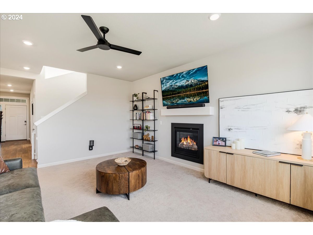 300 WALNUT ST, Mt. Angel