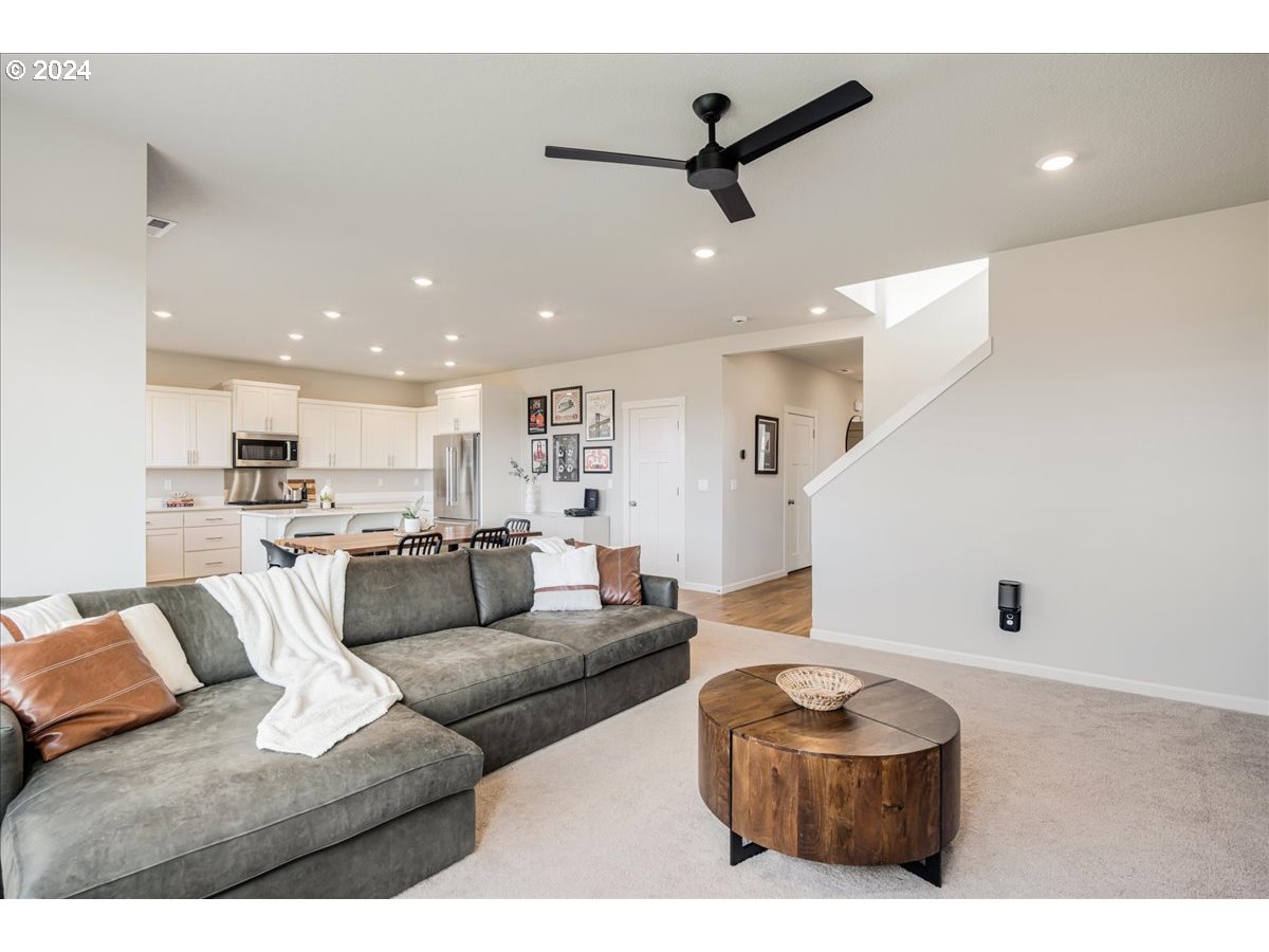 300 WALNUT ST, Mt. Angel