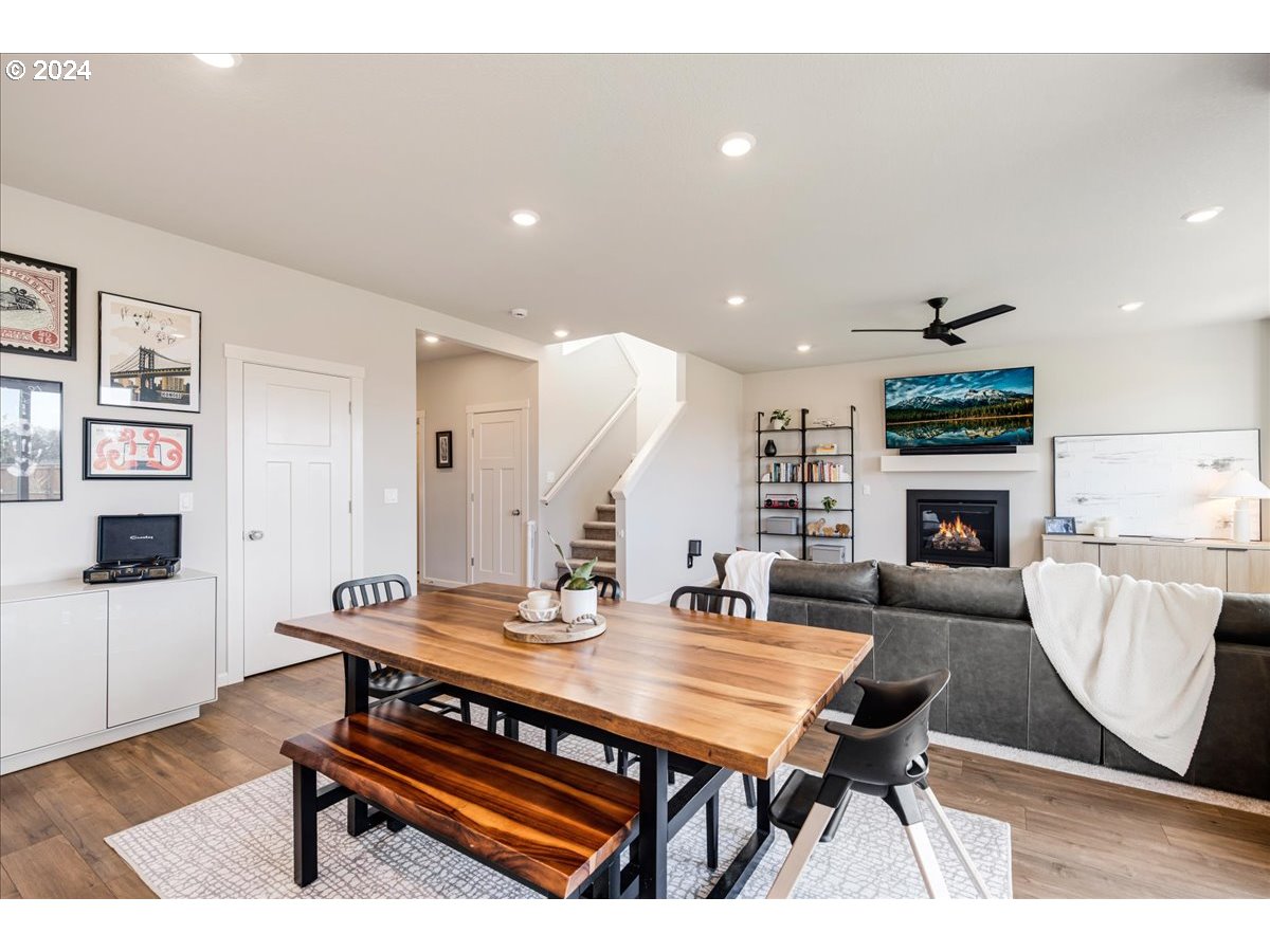 300 WALNUT ST, Mt. Angel