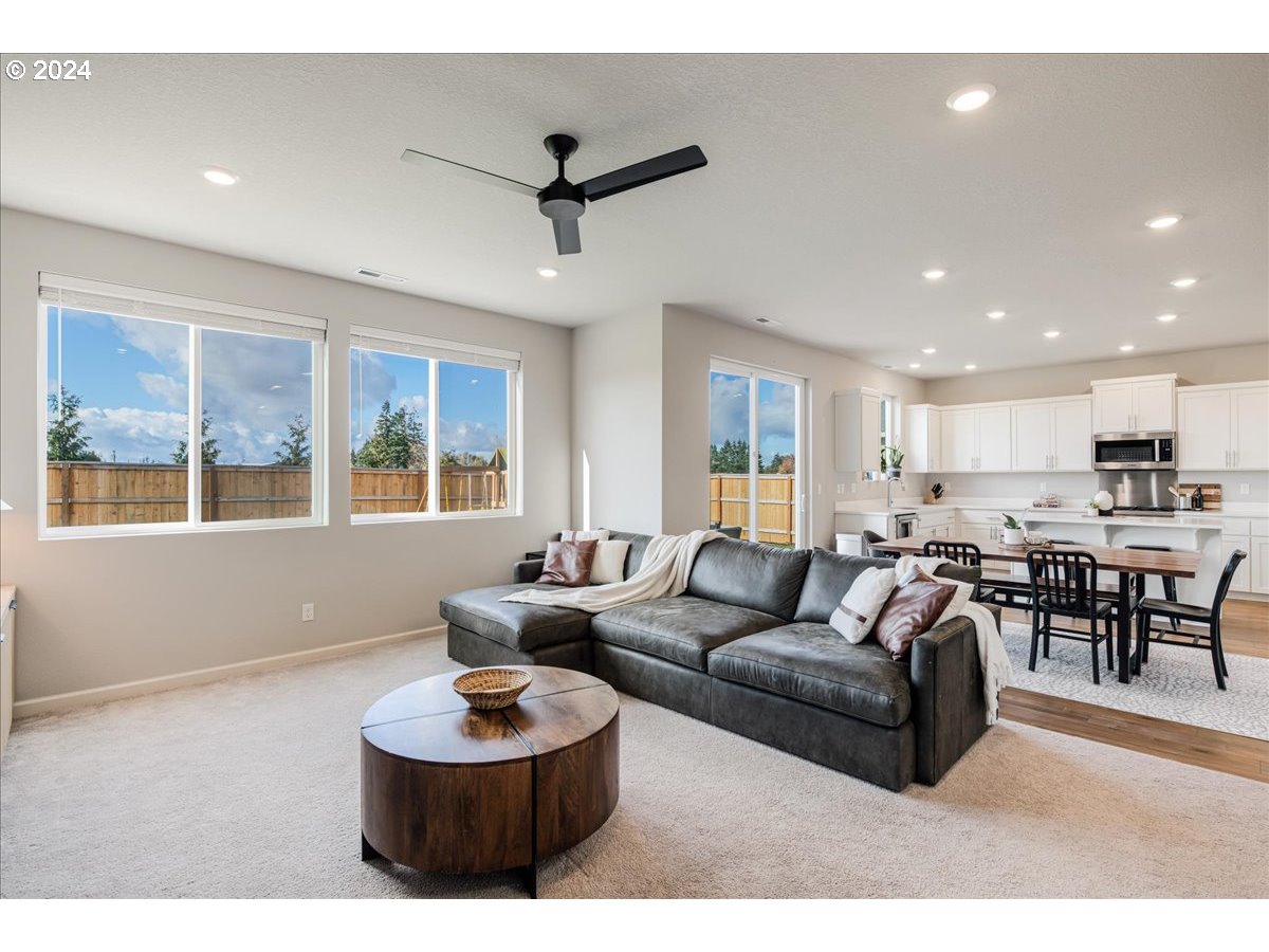 300 WALNUT ST, Mt. Angel