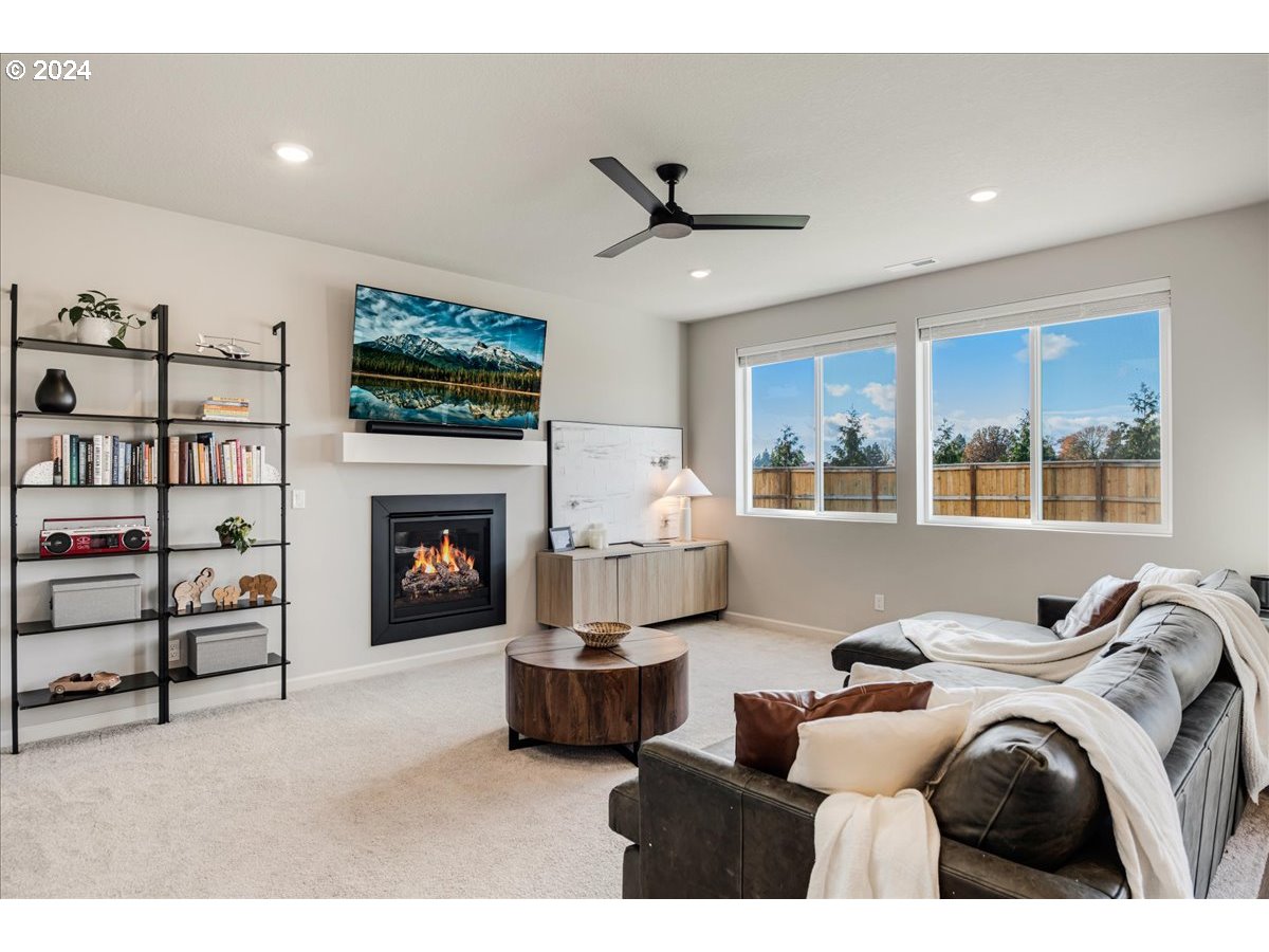 300 WALNUT ST, Mt. Angel