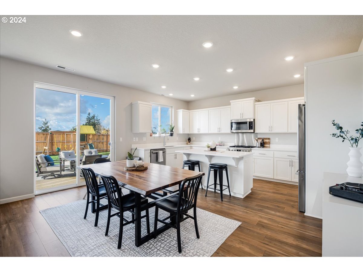 300 WALNUT ST, Mt. Angel