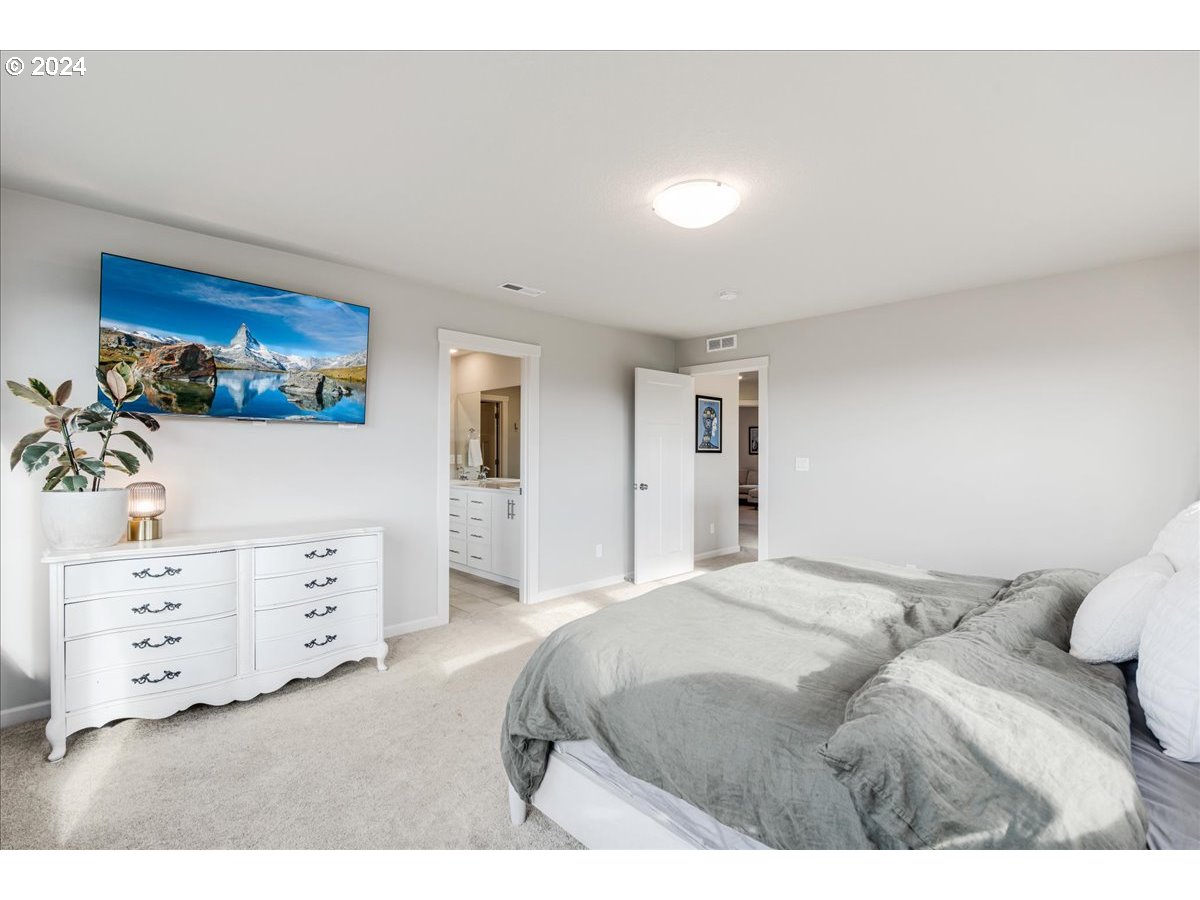 300 WALNUT ST, Mt. Angel