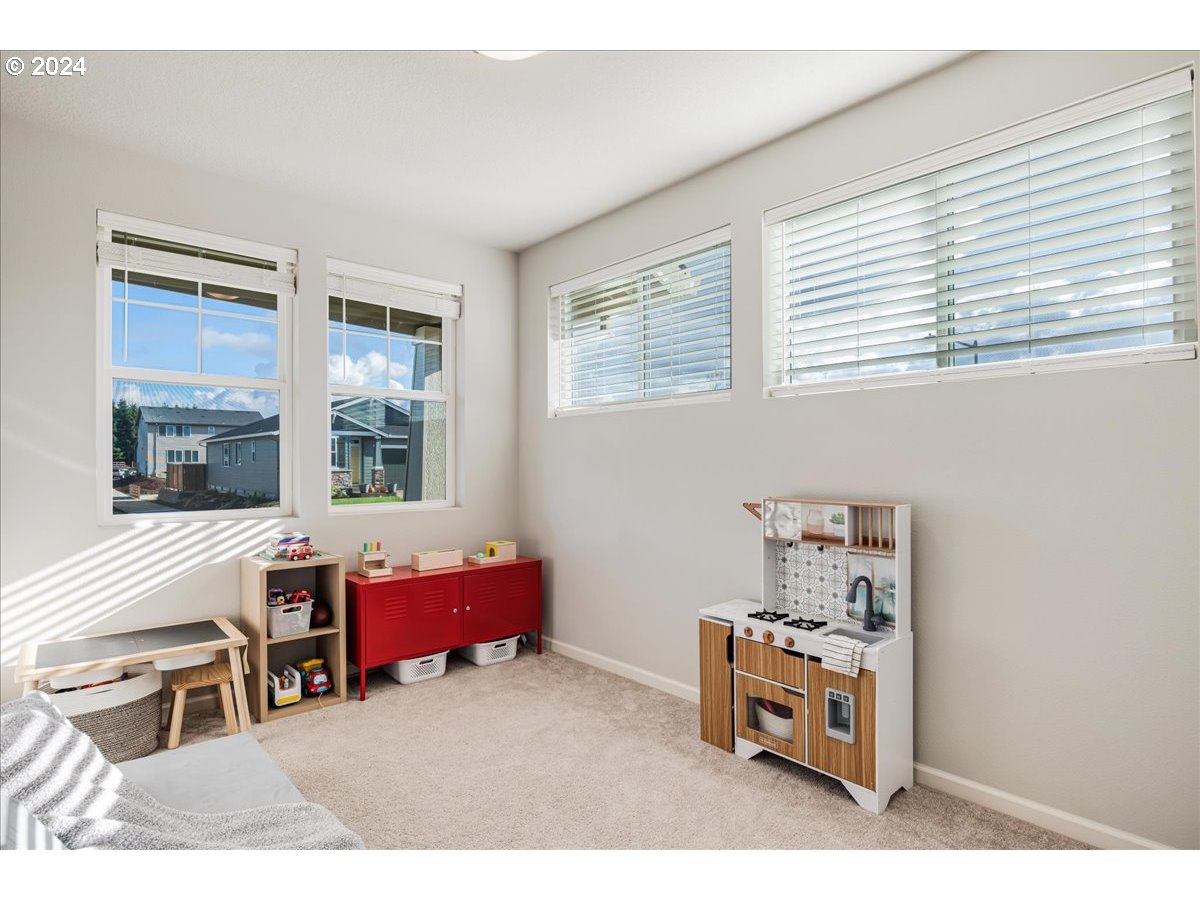 300 WALNUT ST, Mt. Angel