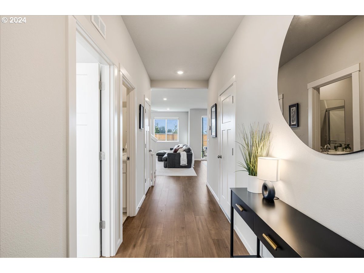 300 WALNUT ST, Mt. Angel