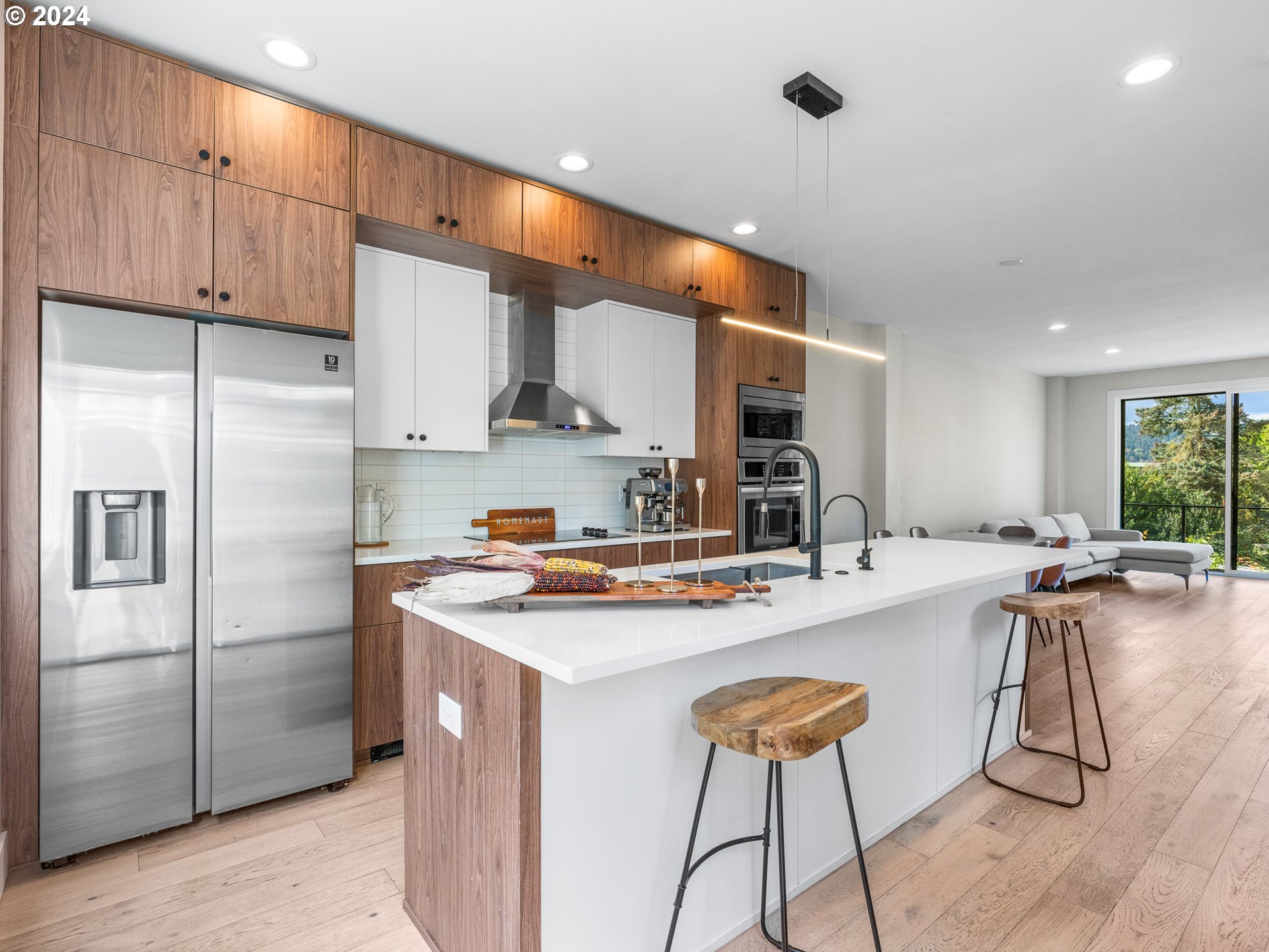 6976 N CHARLESTON AVE