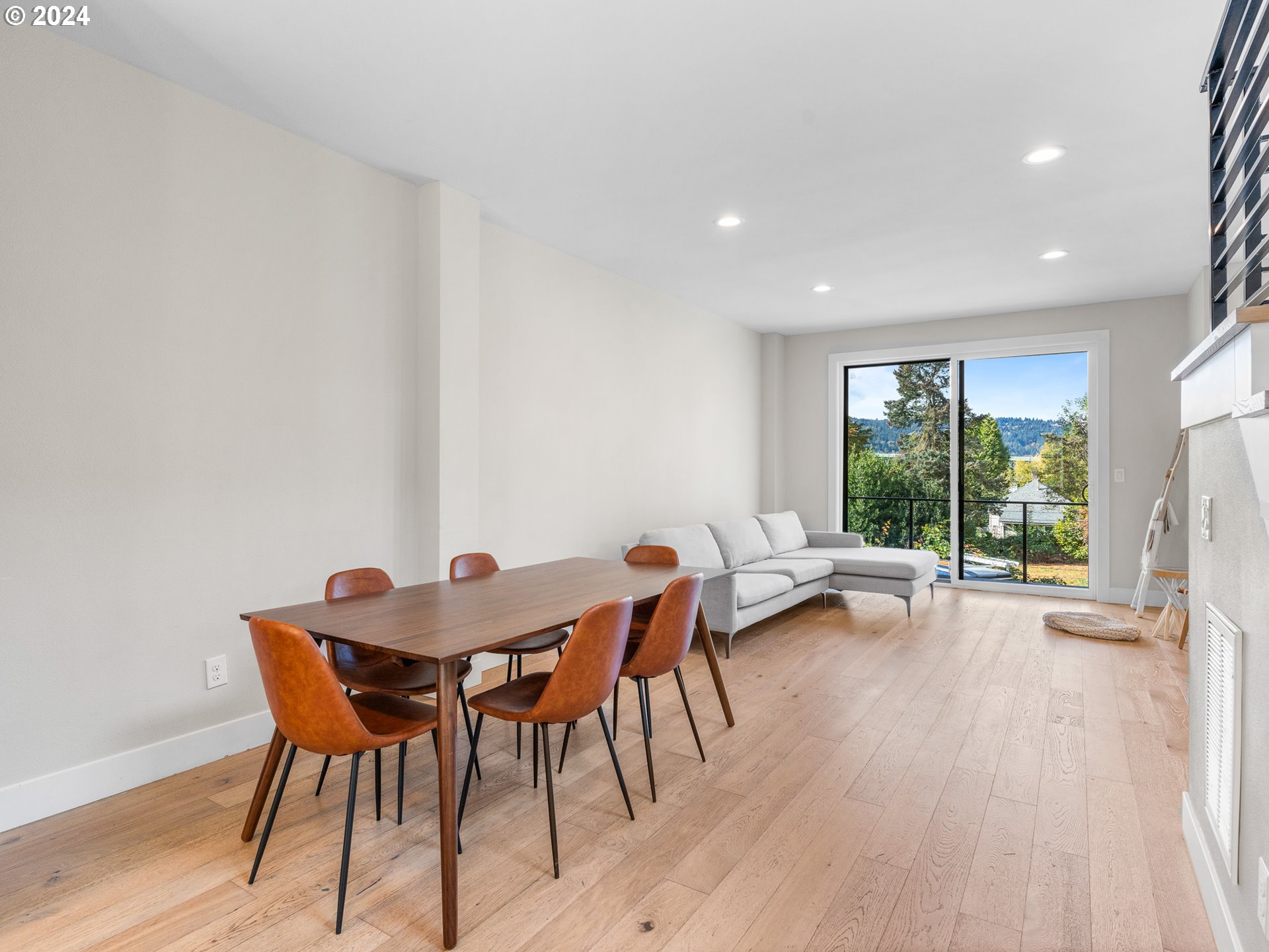 6976 N CHARLESTON AVE