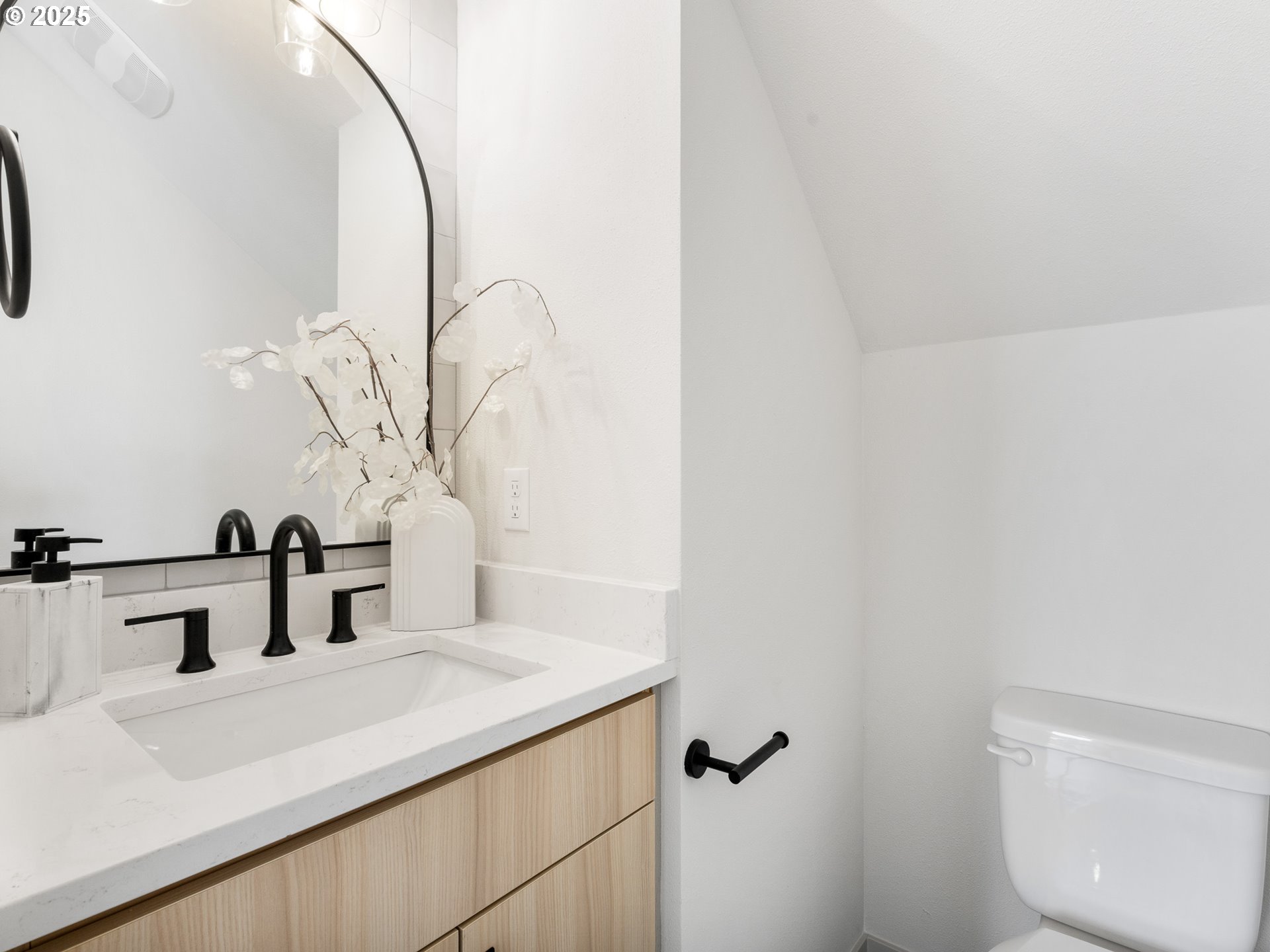 305 SE Jetty AVE A, Lincoln City Unit: A