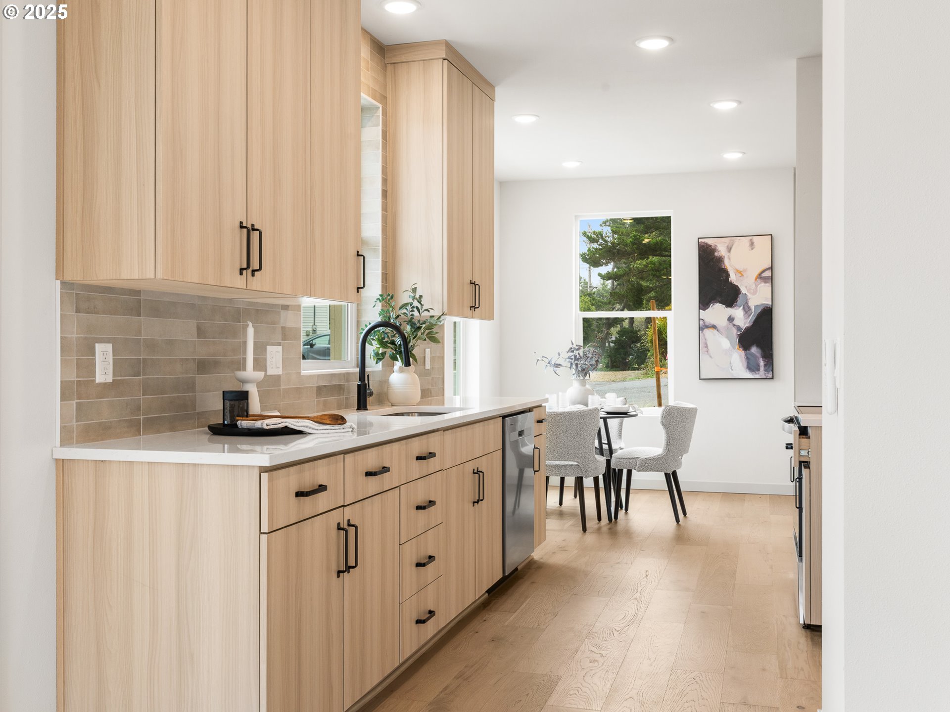 305 SE Jetty AVE A, Lincoln City Unit: A