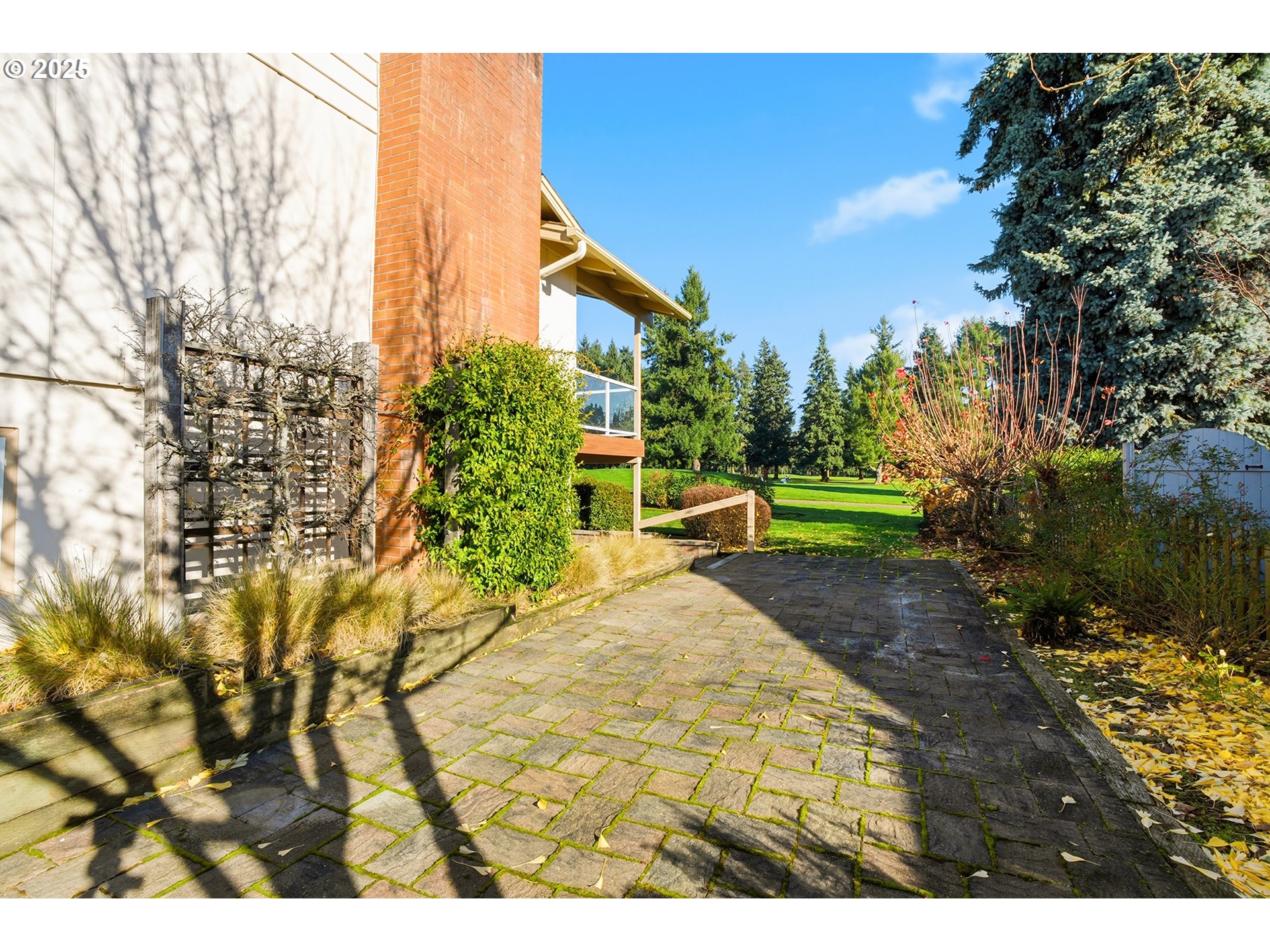 2040 N COUNTRY CLUB DR