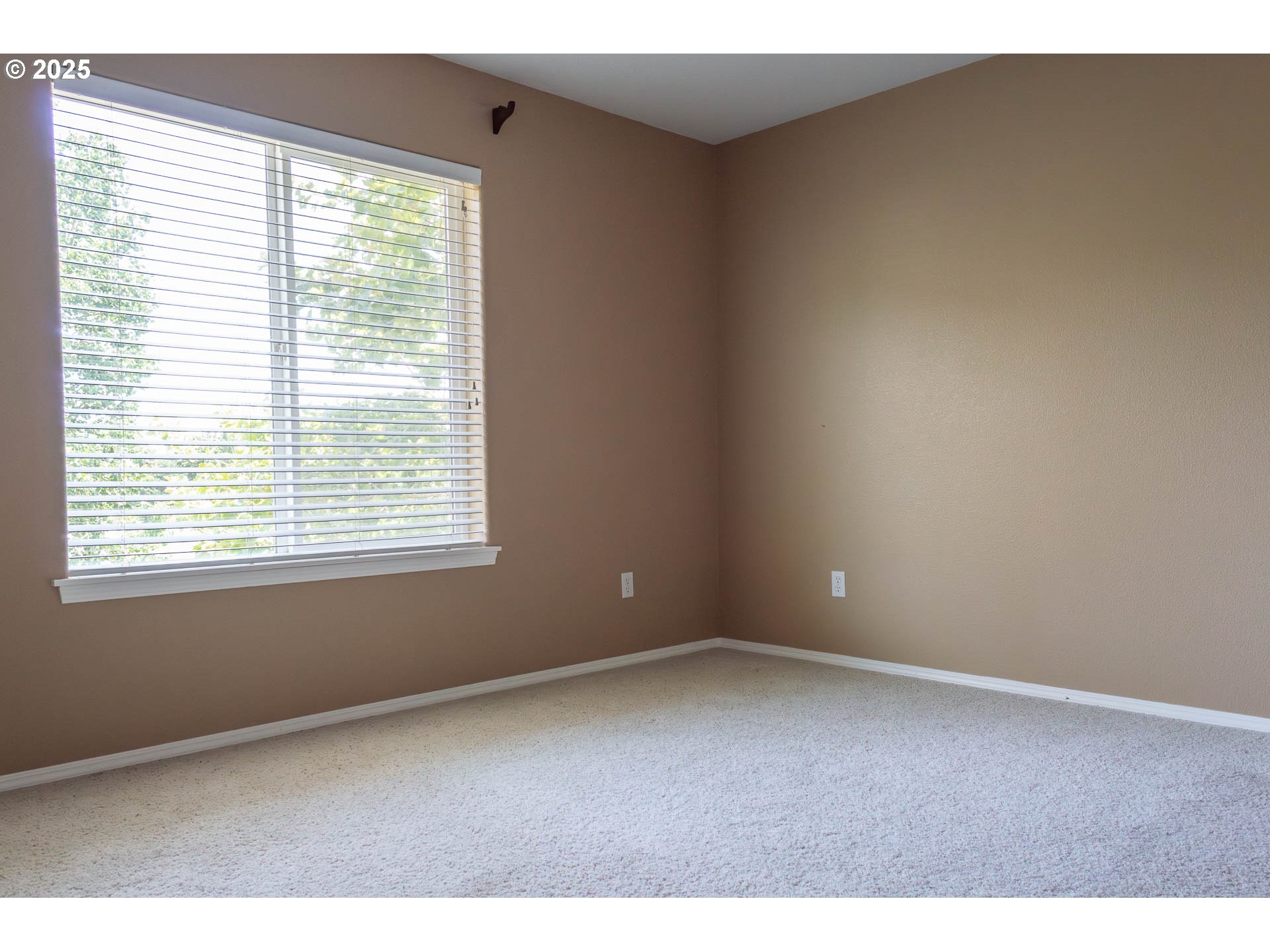 1011 SW VIEW CREST DR