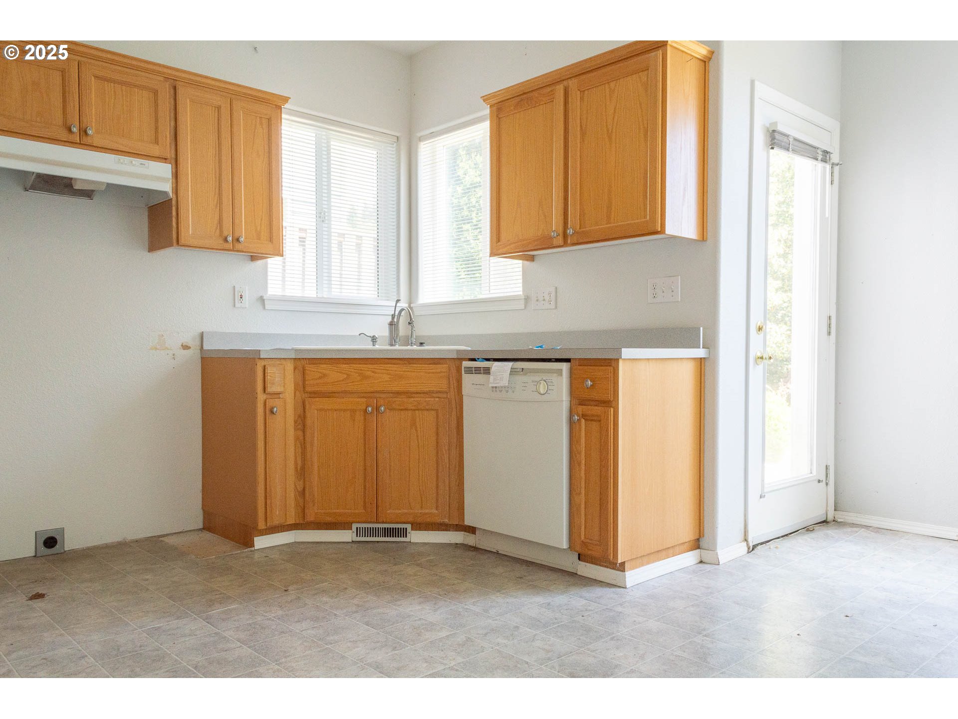 1011 SW VIEW CREST DR