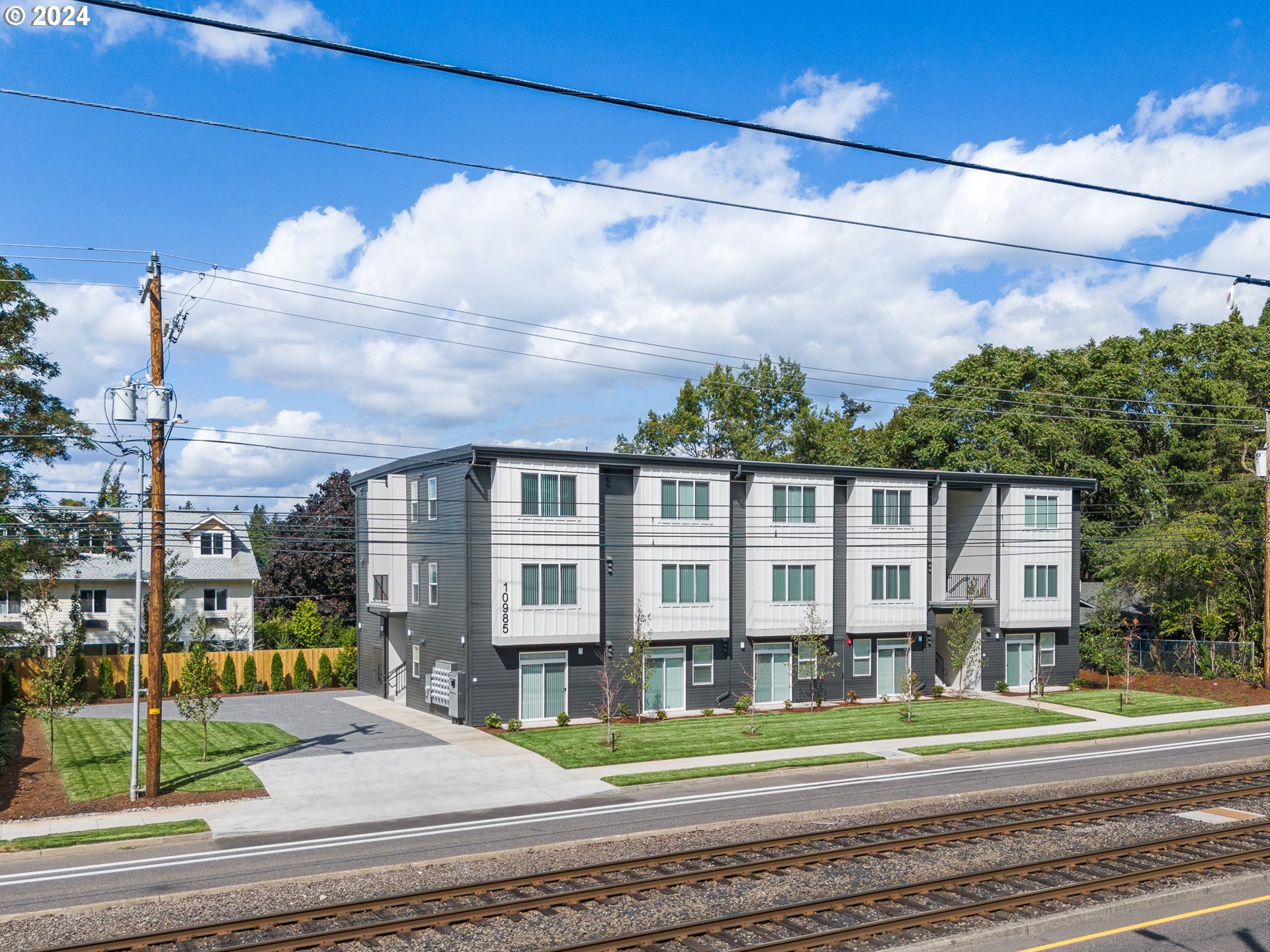 10985 E Burnside ST 22