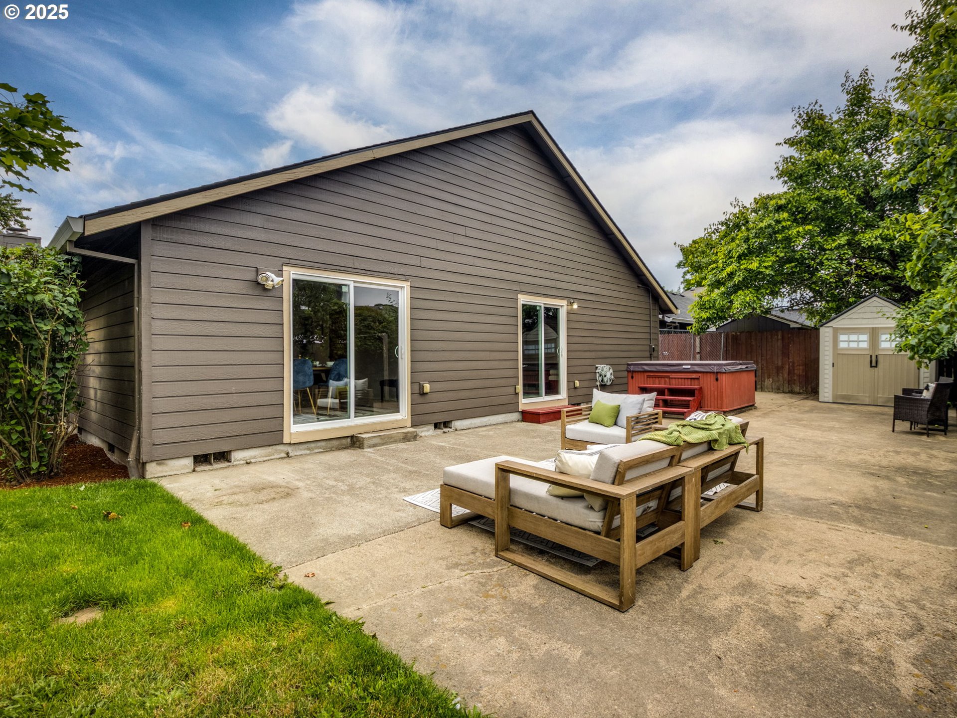 1430 MEADOW DR