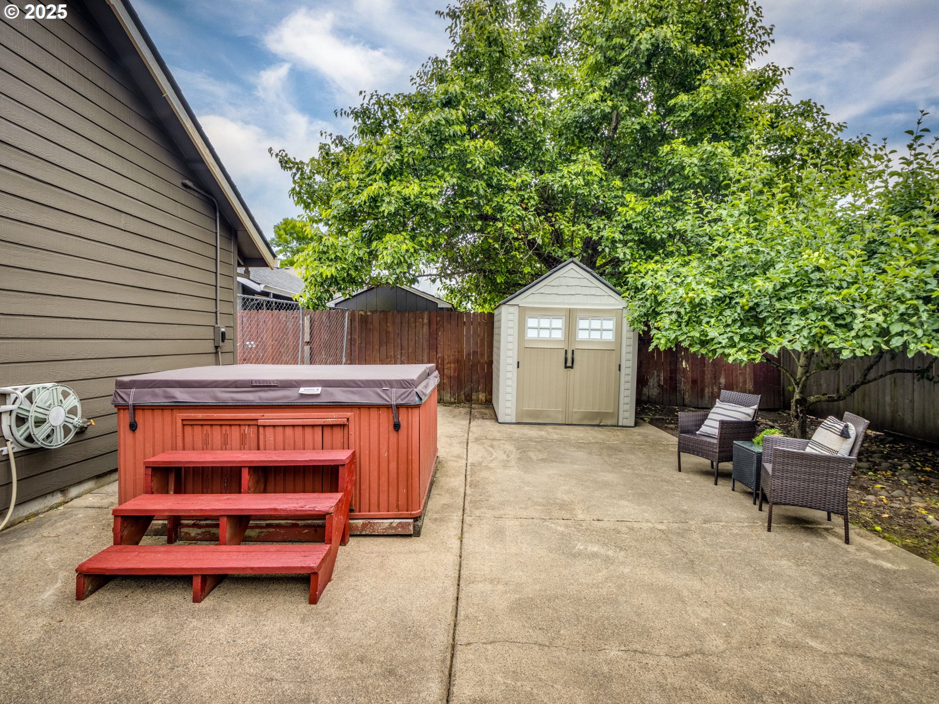 1430 MEADOW DR