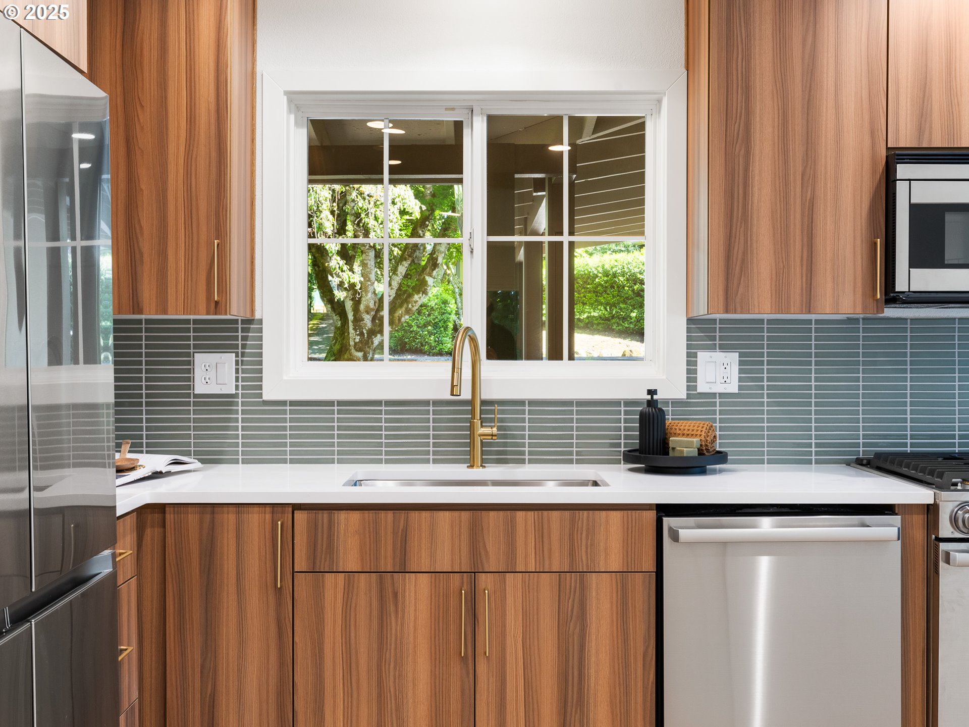 2251 FERNWOOD CIR