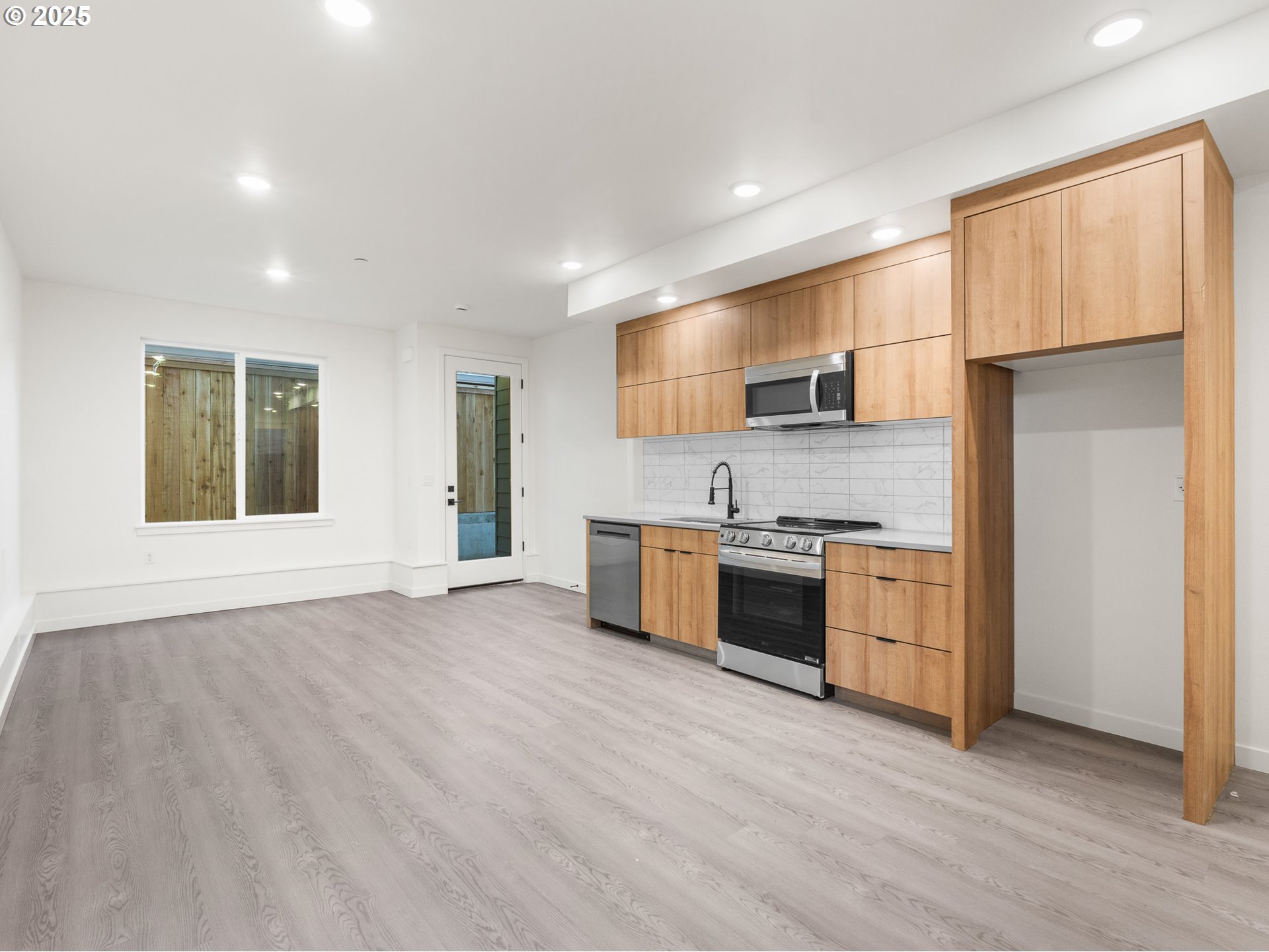1327 NE 46th AVE 6