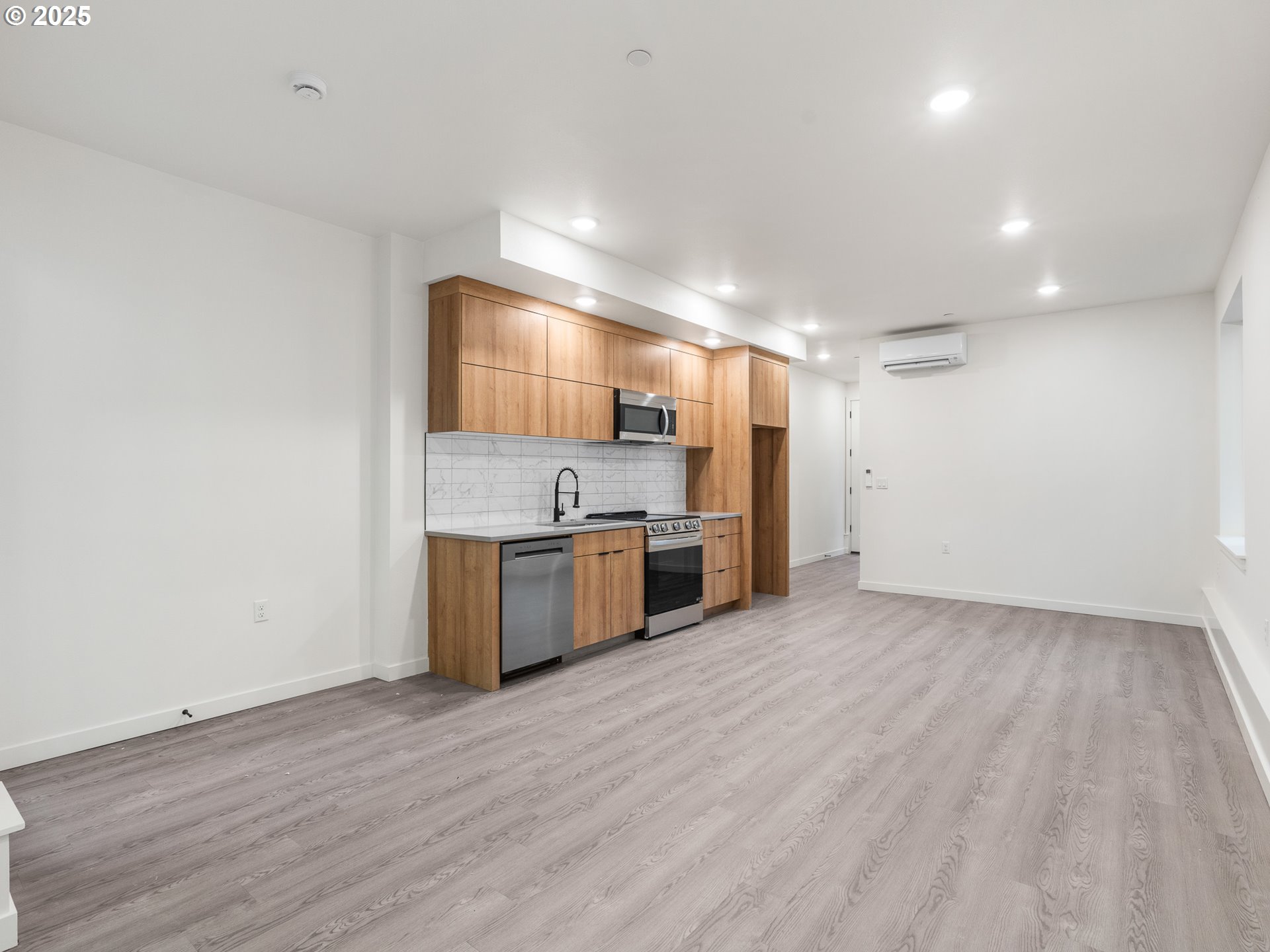1327 NE 46th AVE 6