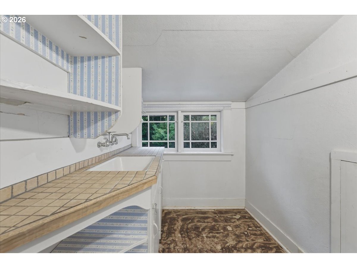 706 W B St.