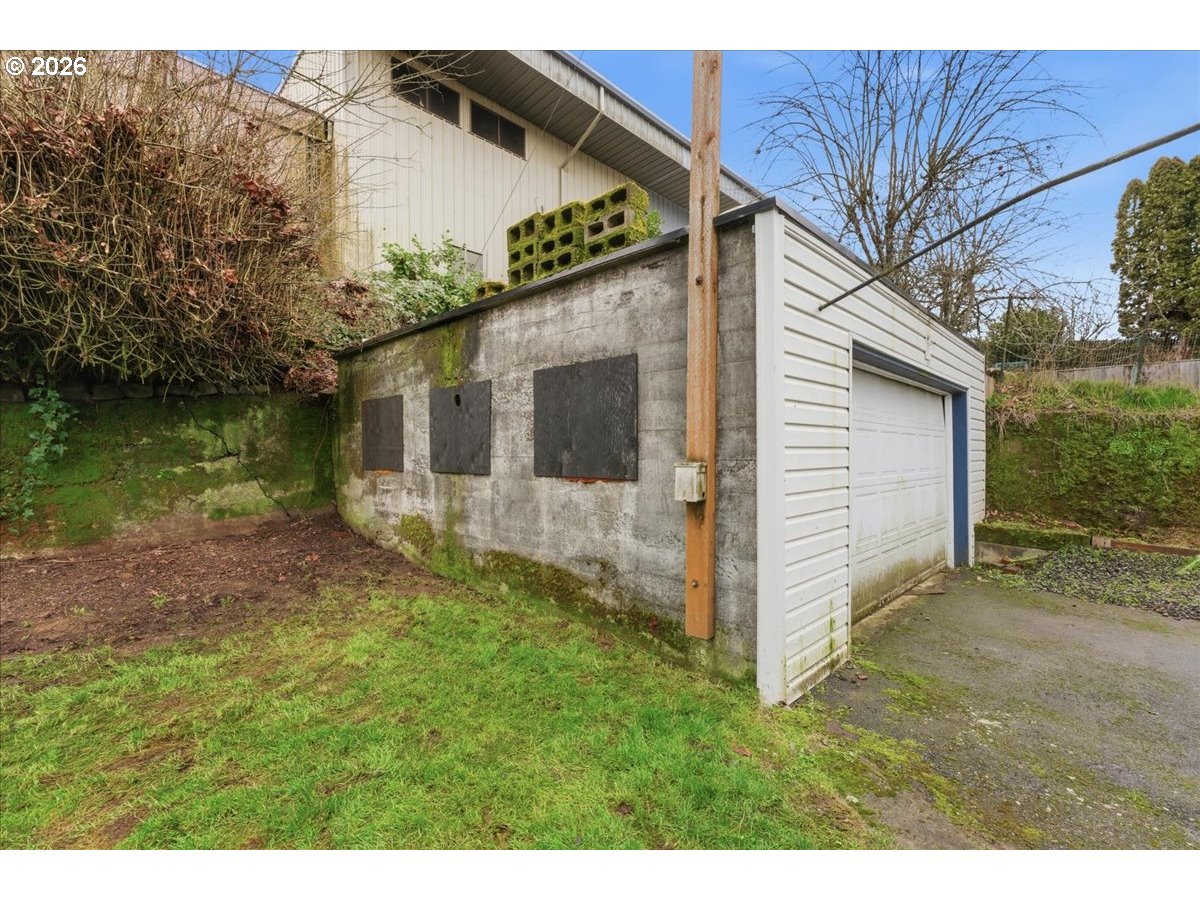 706 W B St.