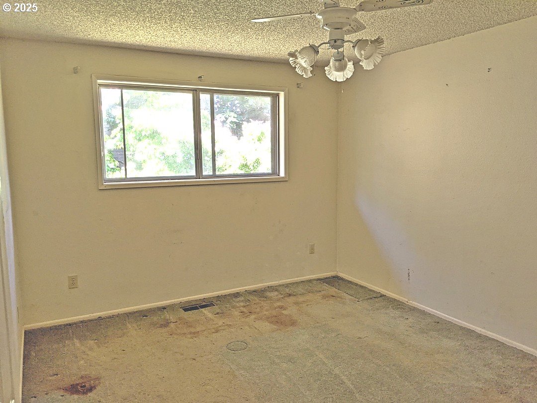 1367 NW RIVERVIEW AVE