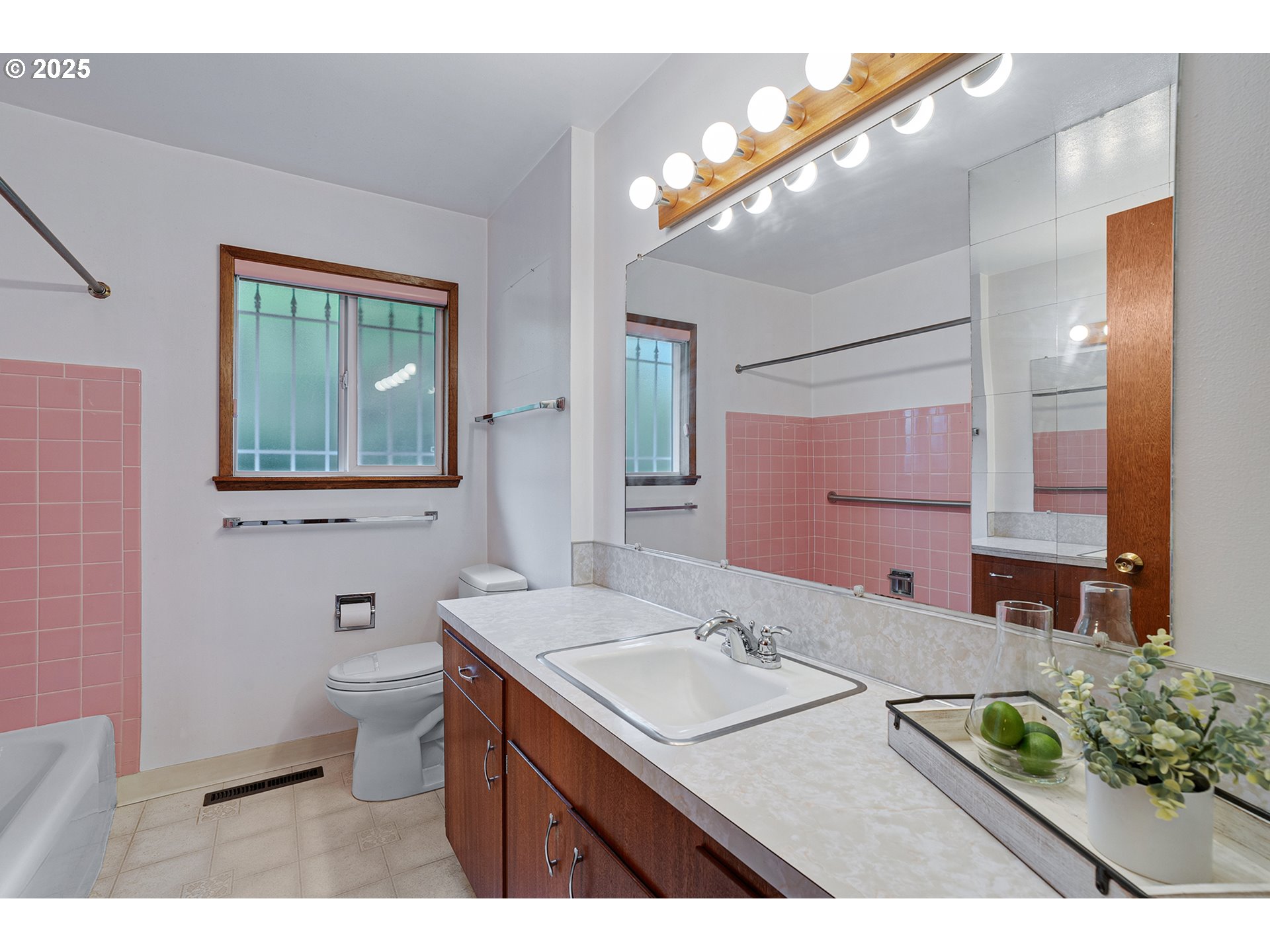 17725 NE MULTNOMAH DR