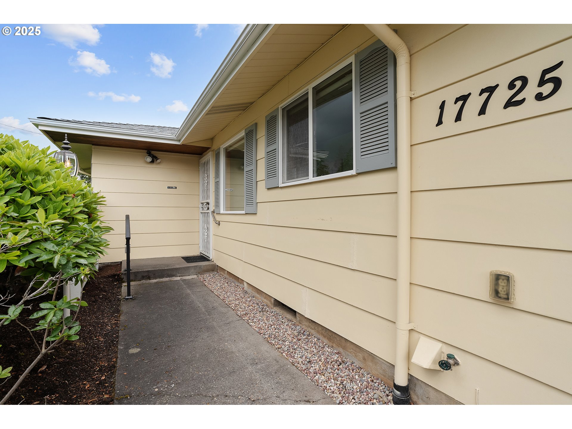 17725 NE MULTNOMAH DR