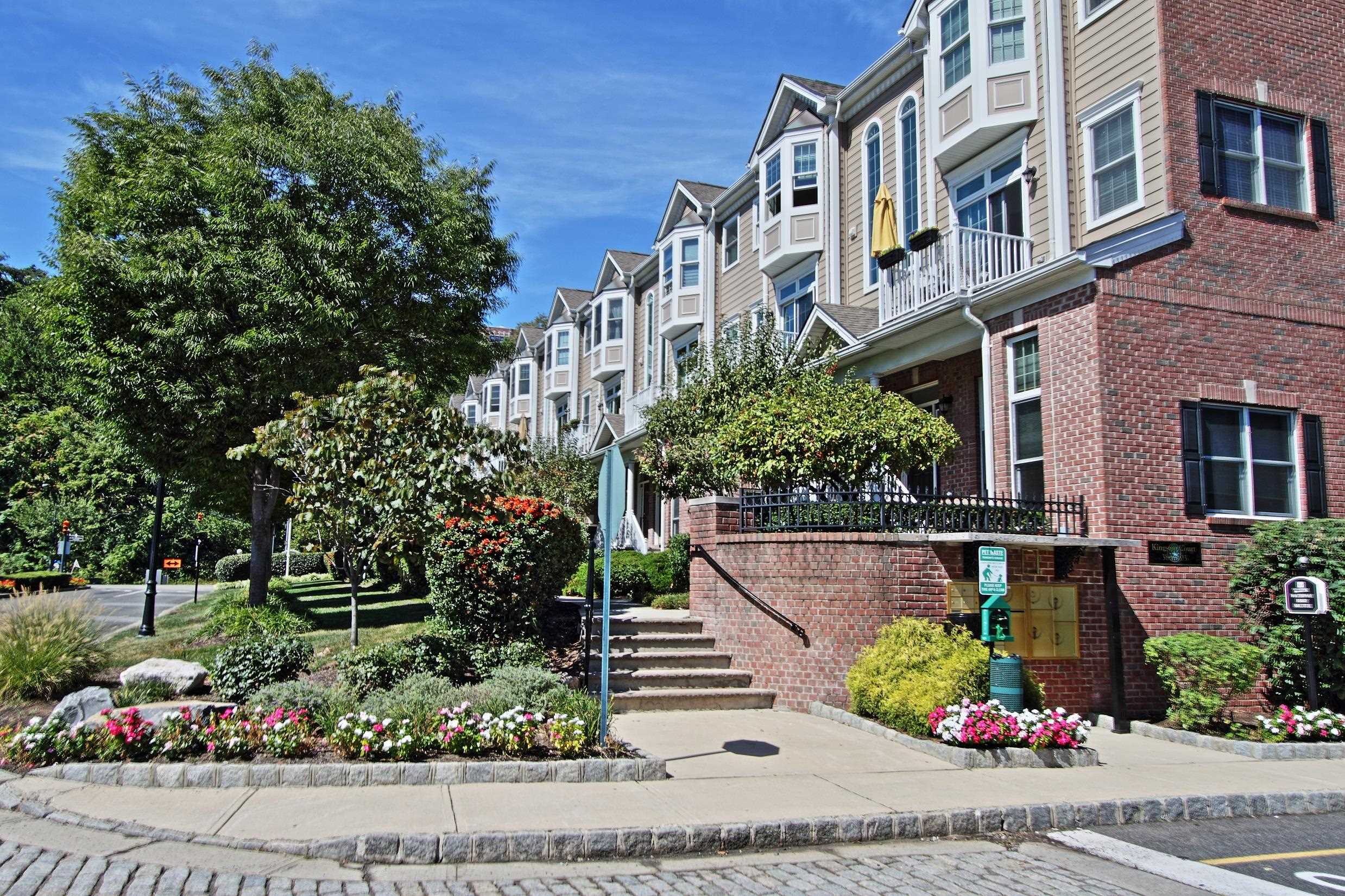 395 KINGSTON CT