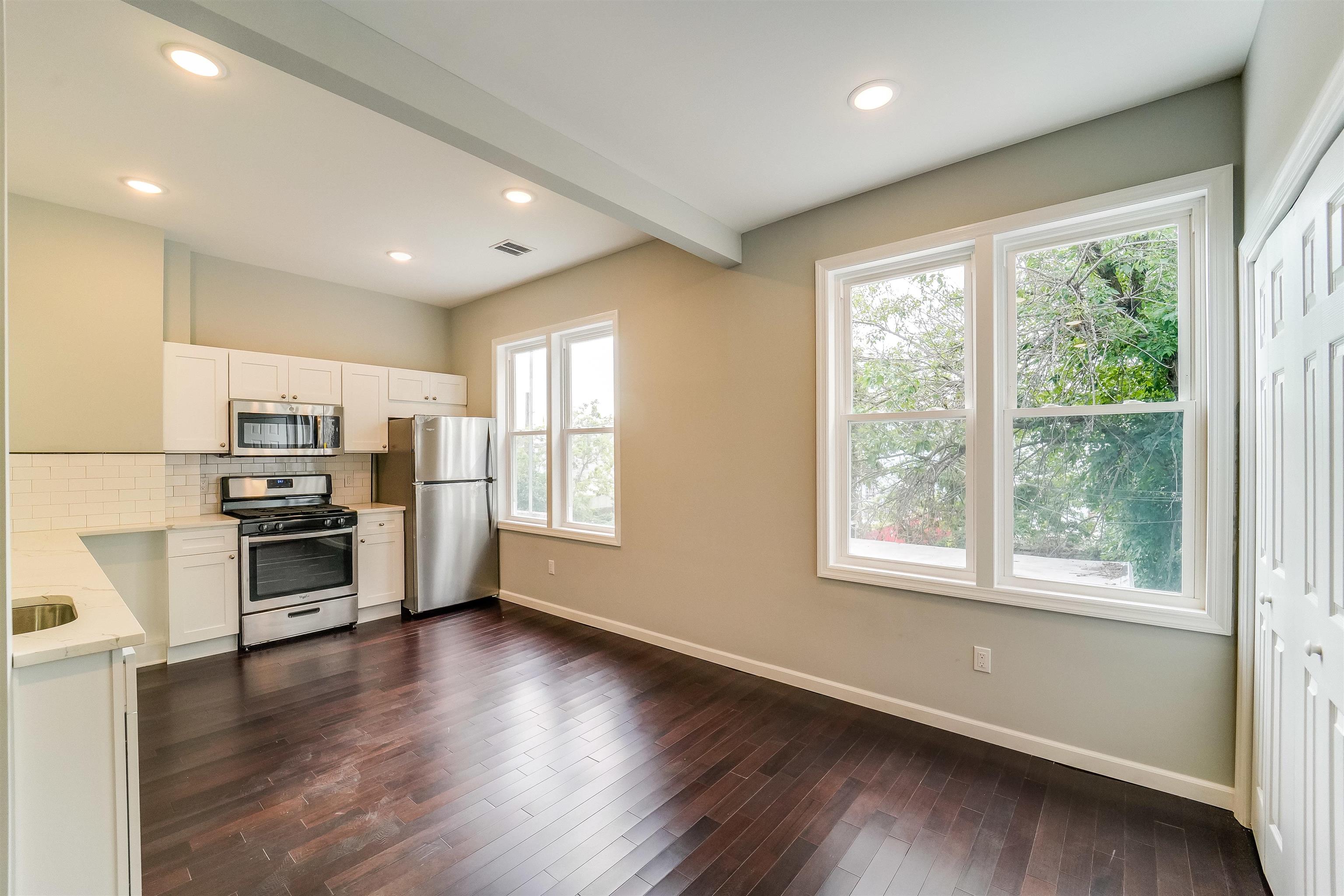 81 CLERK ST