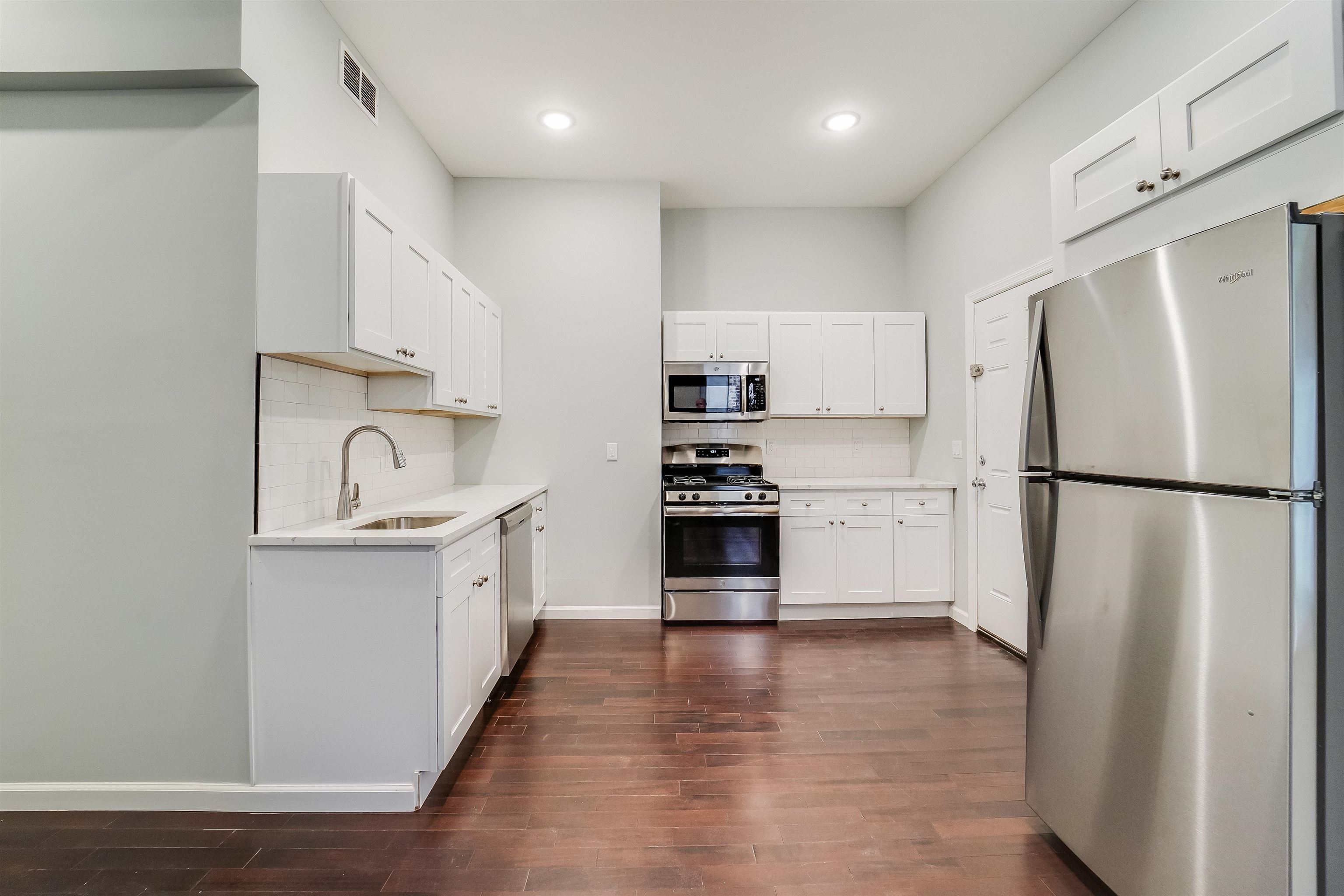 81 CLERK ST