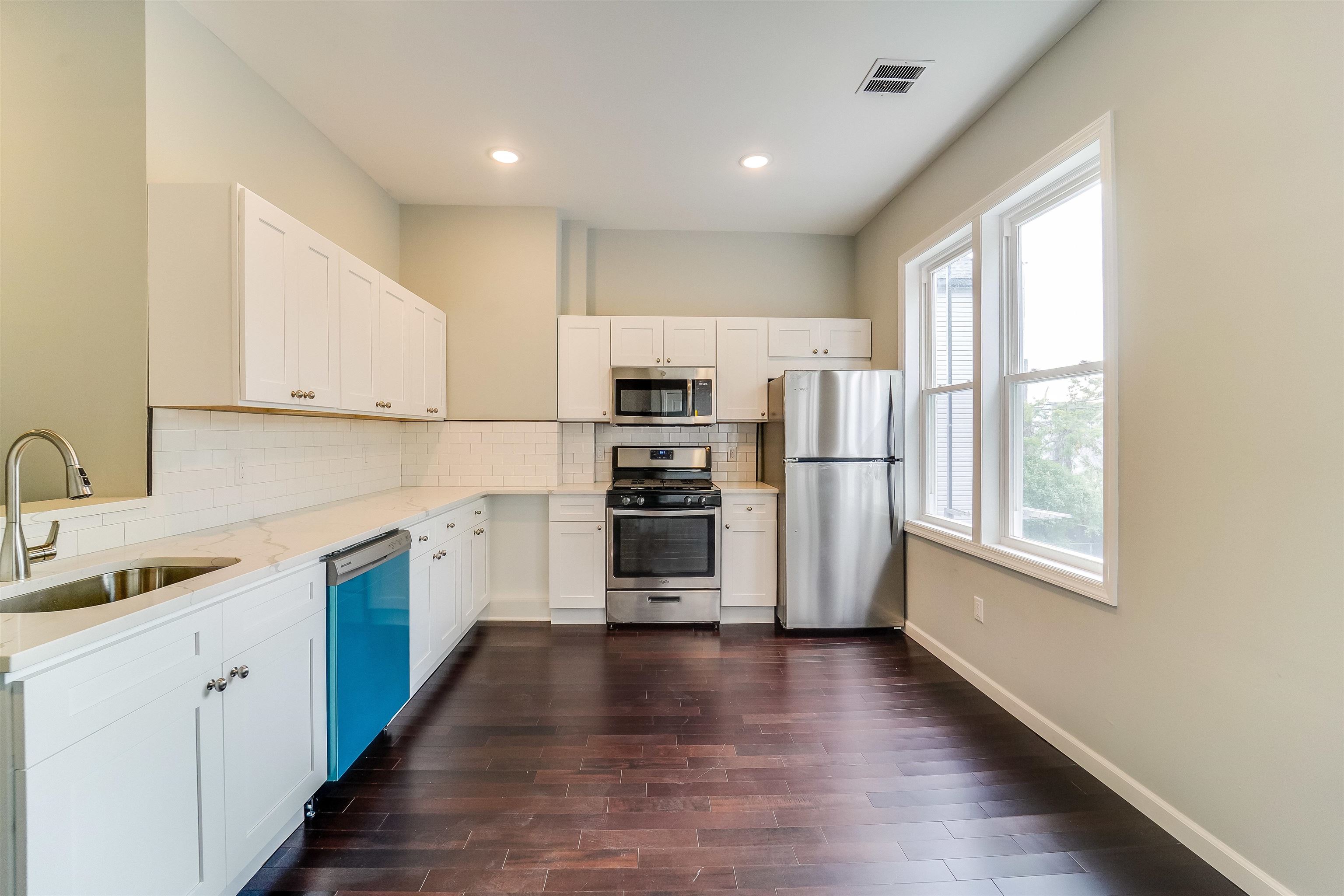 81 CLERK ST