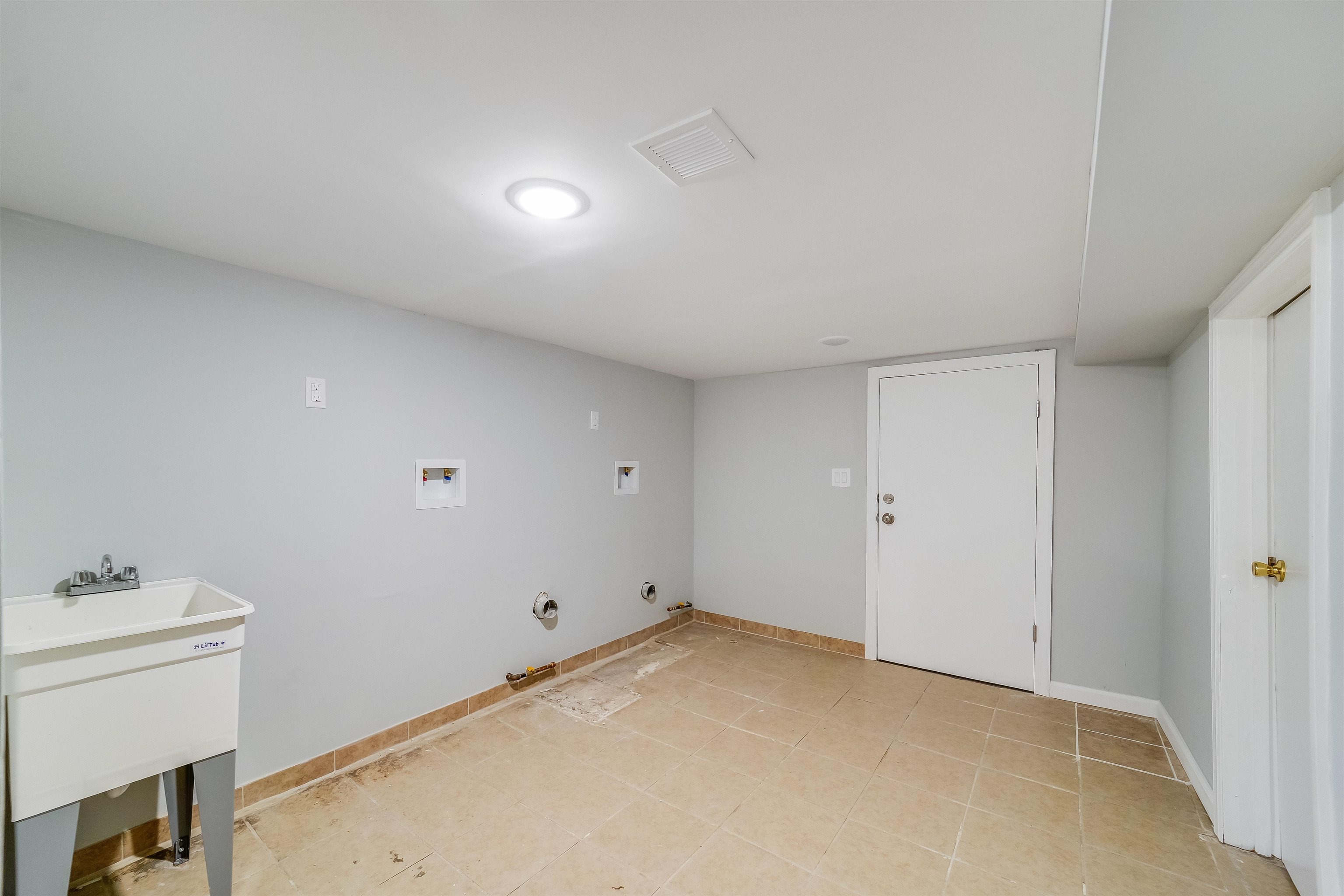 81 CLERK ST
