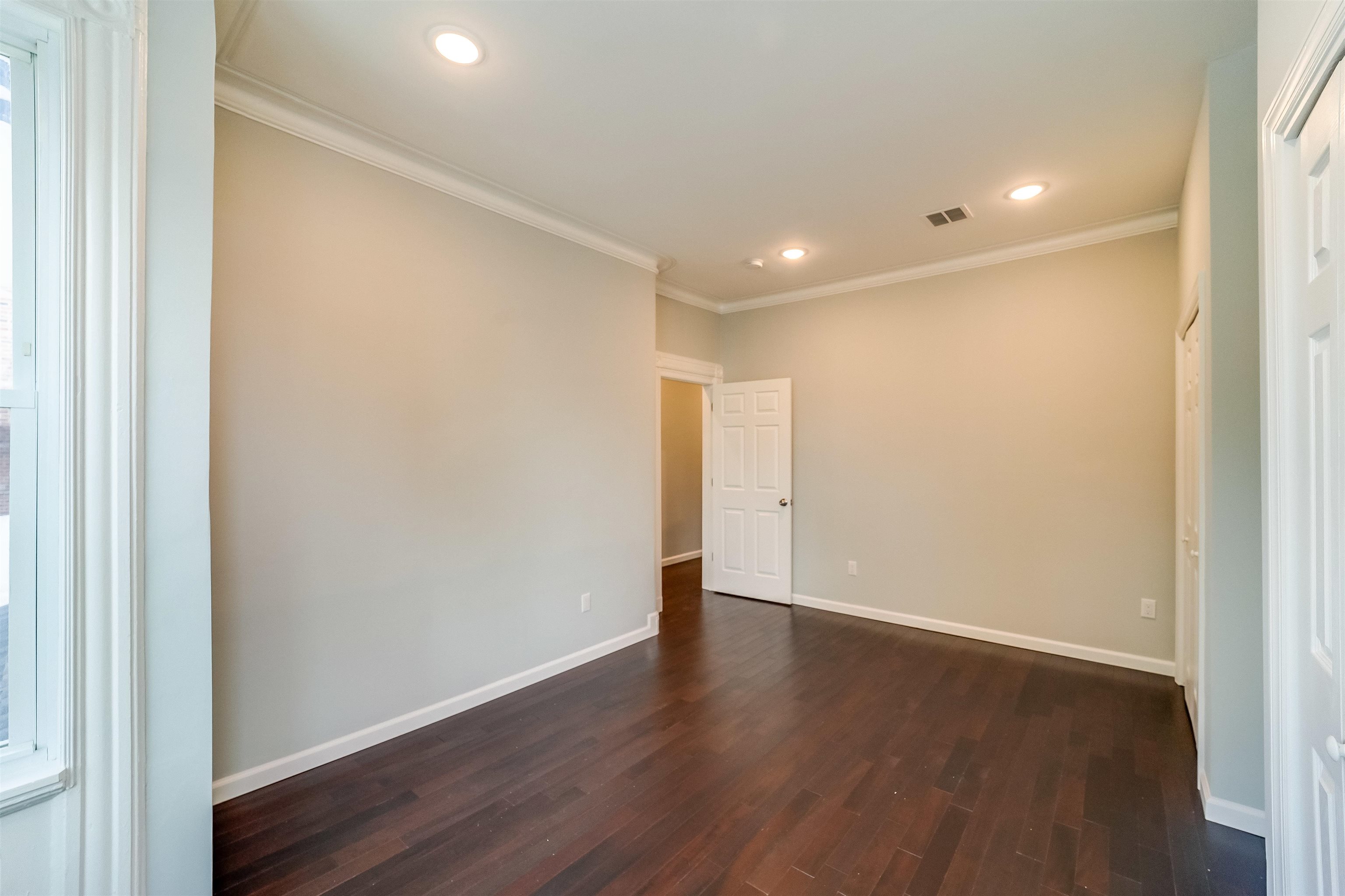 81 CLERK ST