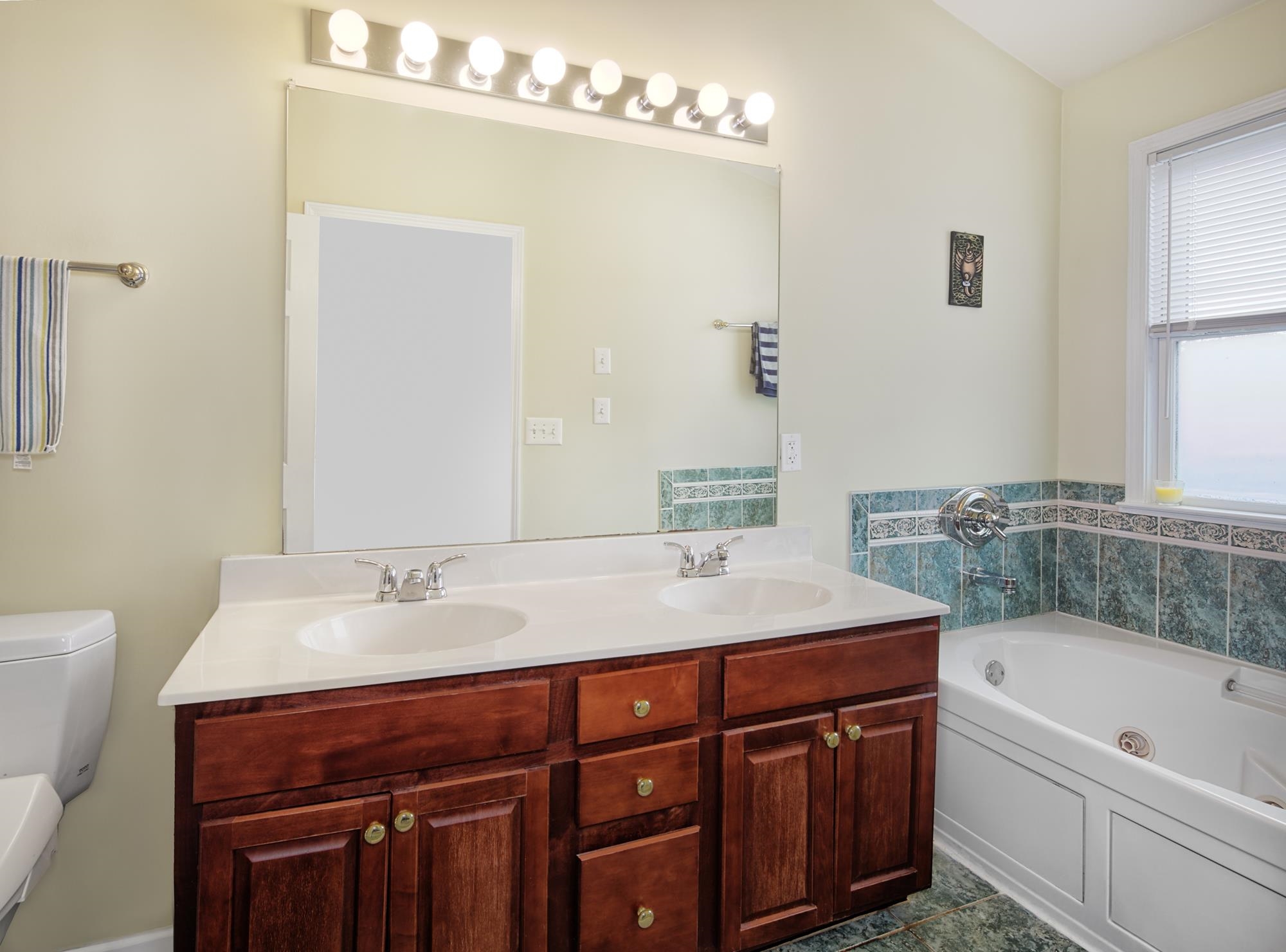 398 KINGSTON CT