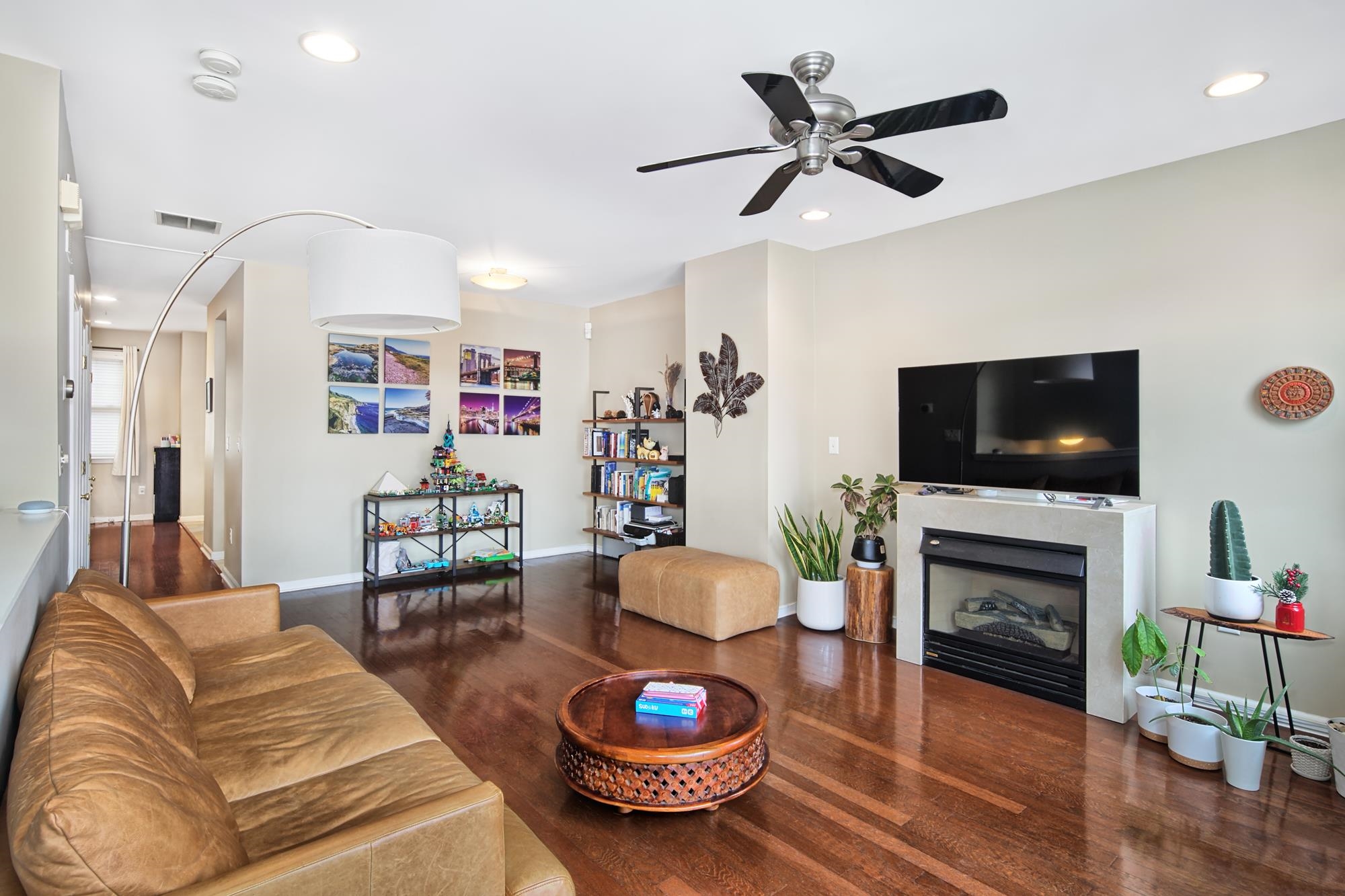 398 KINGSTON CT