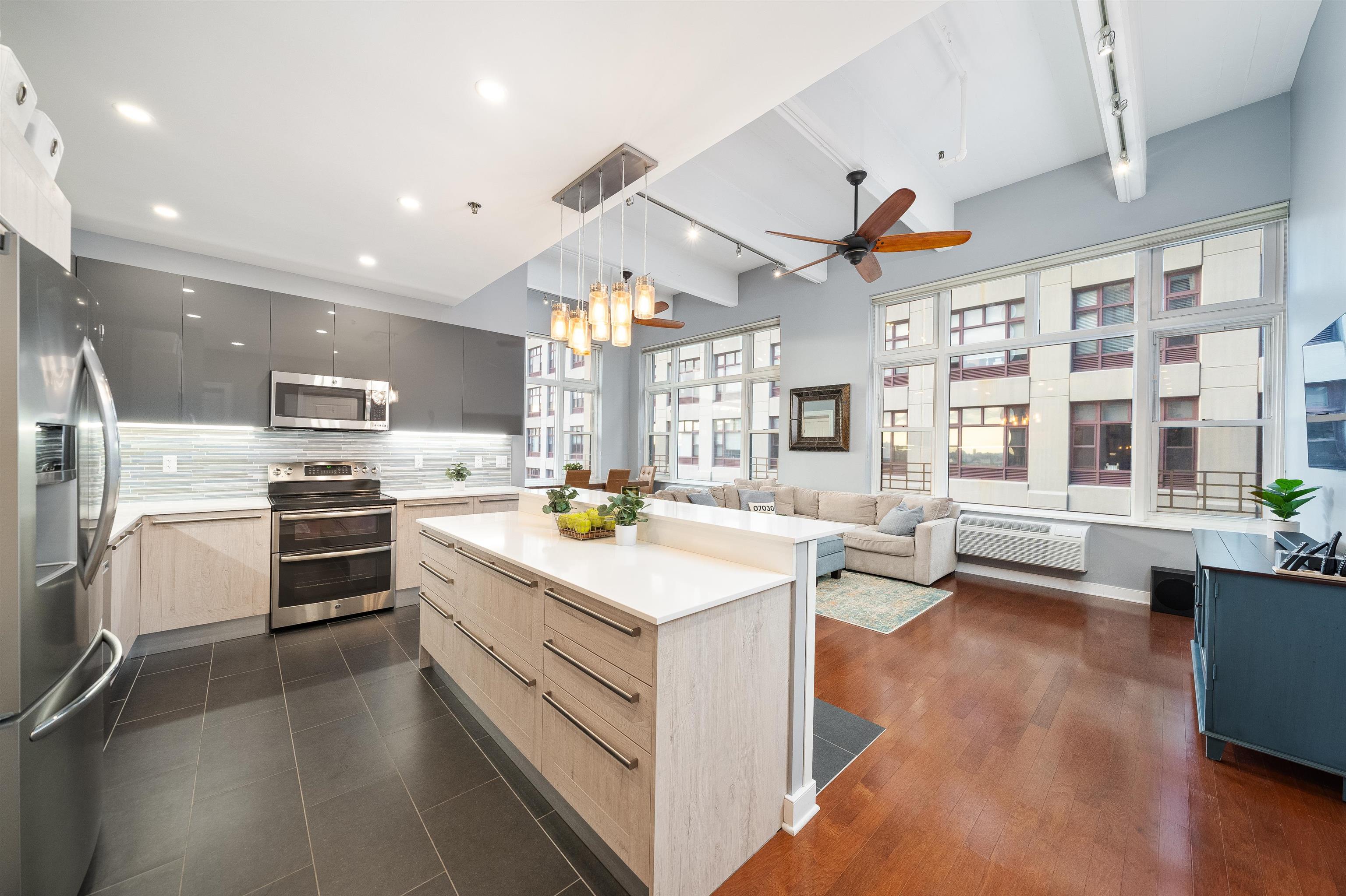 1500 HUDSON ST Unit: 8R