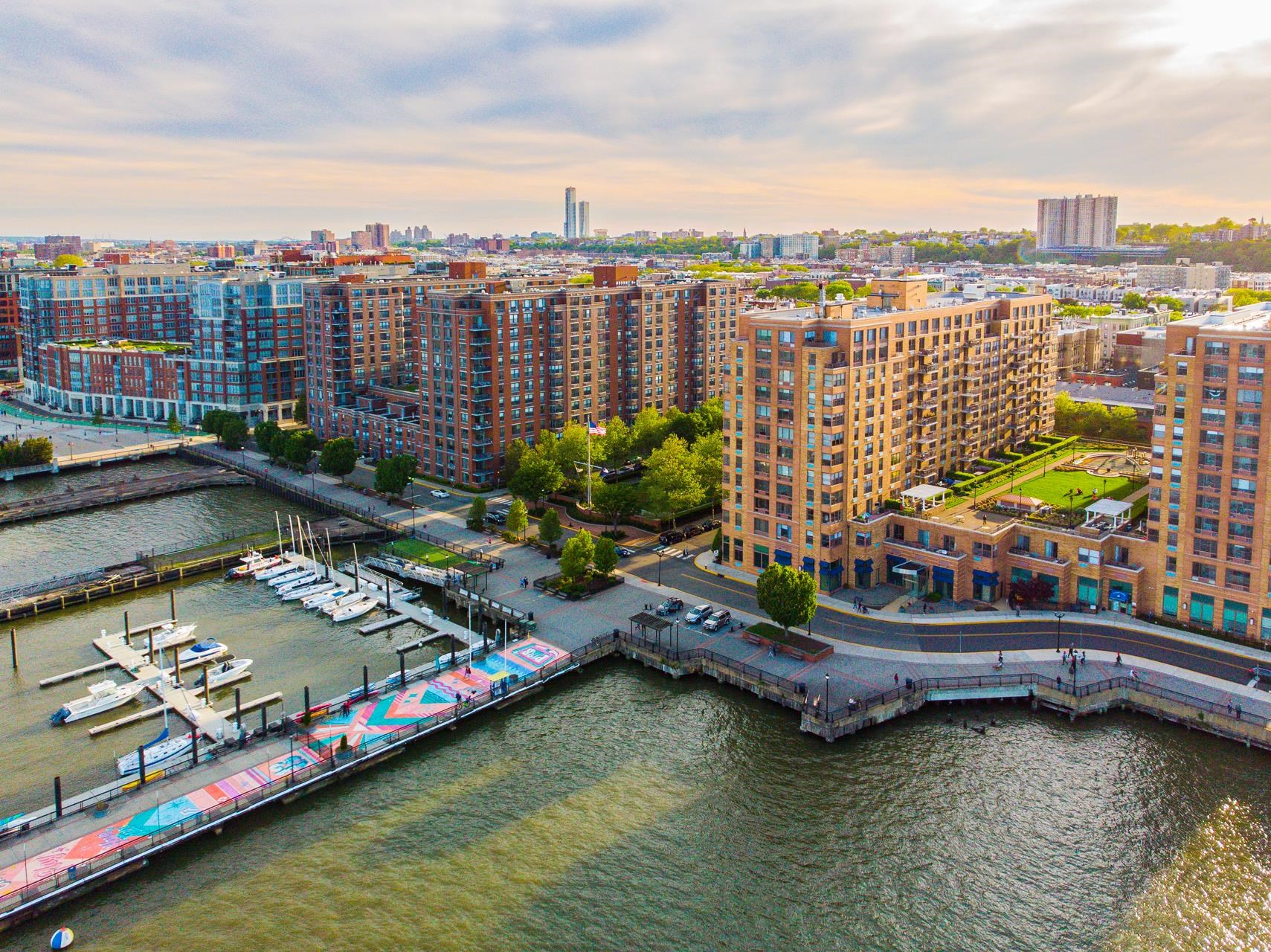 1500 HUDSON ST Unit: 8R